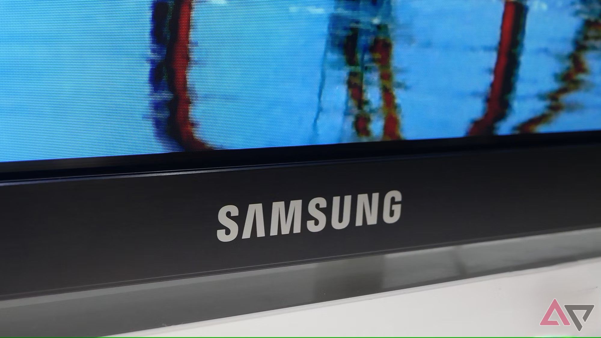 Uma TV mostrando o logotipo da Samsung na parte inferior.