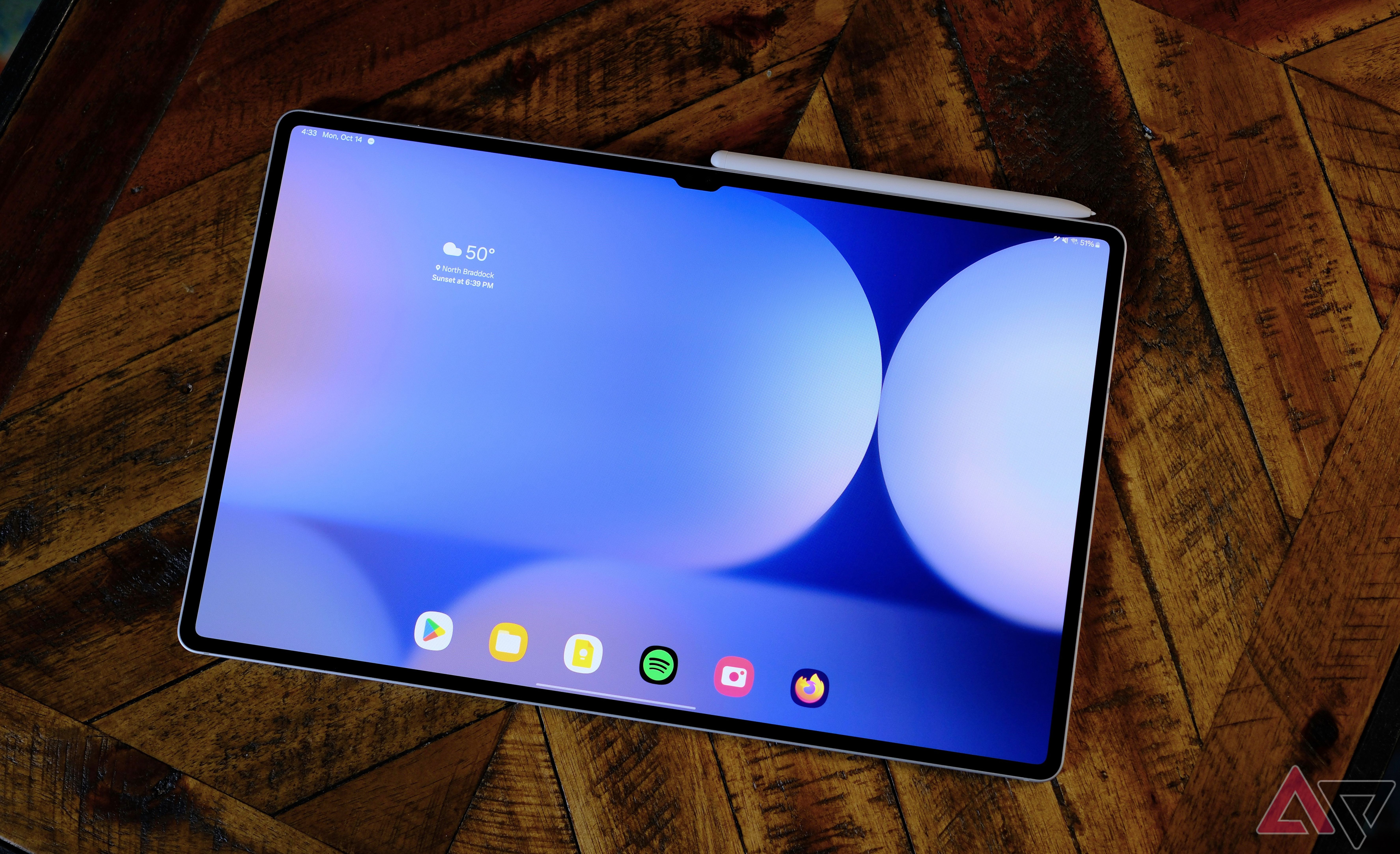 Samsung Galaxy Tab S10 Ultra deitado sobre uma mesa de madeira com tela mostrando a casa