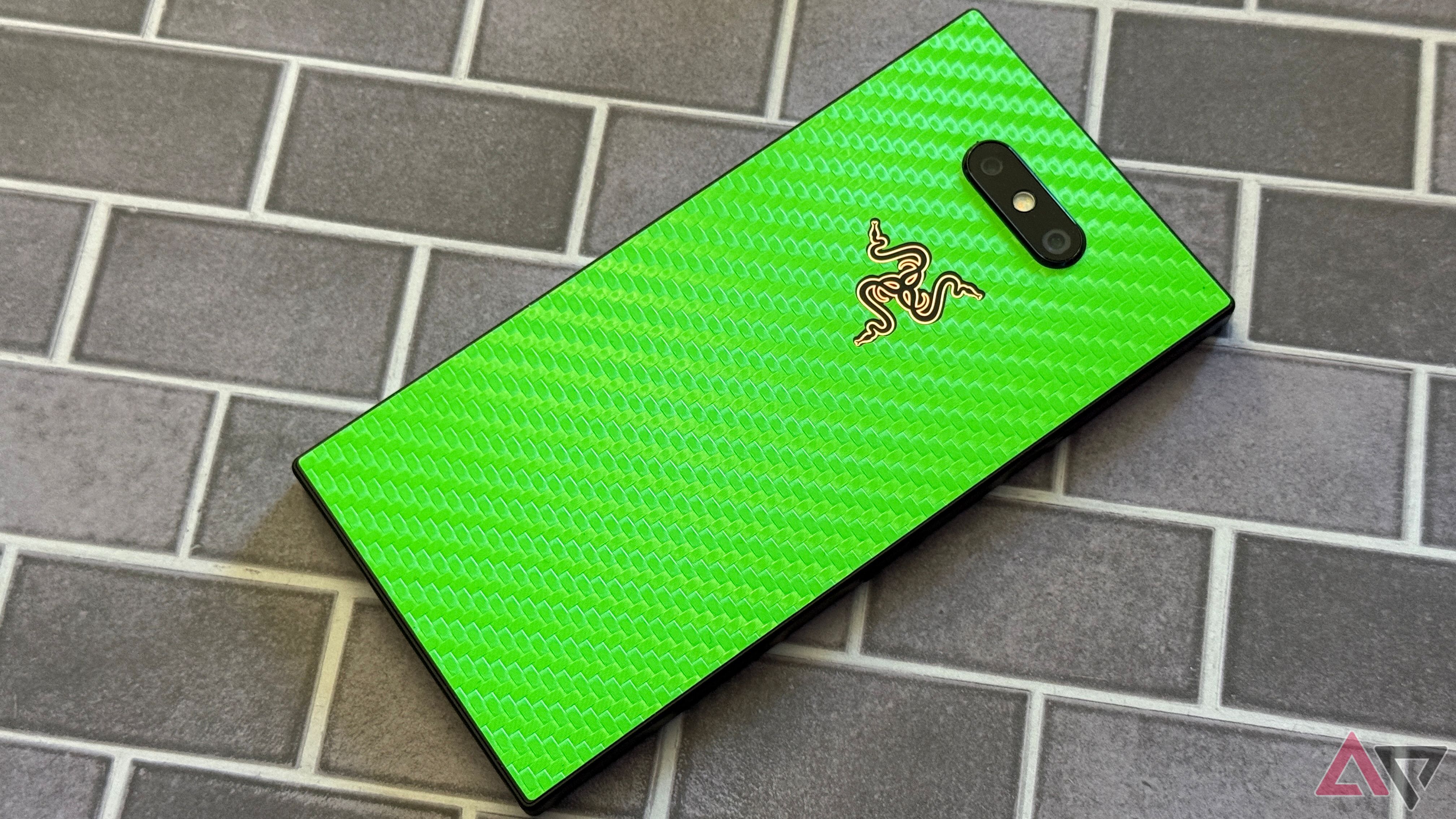 Pele dbrand verde na parte traseira do Razer Phone 2