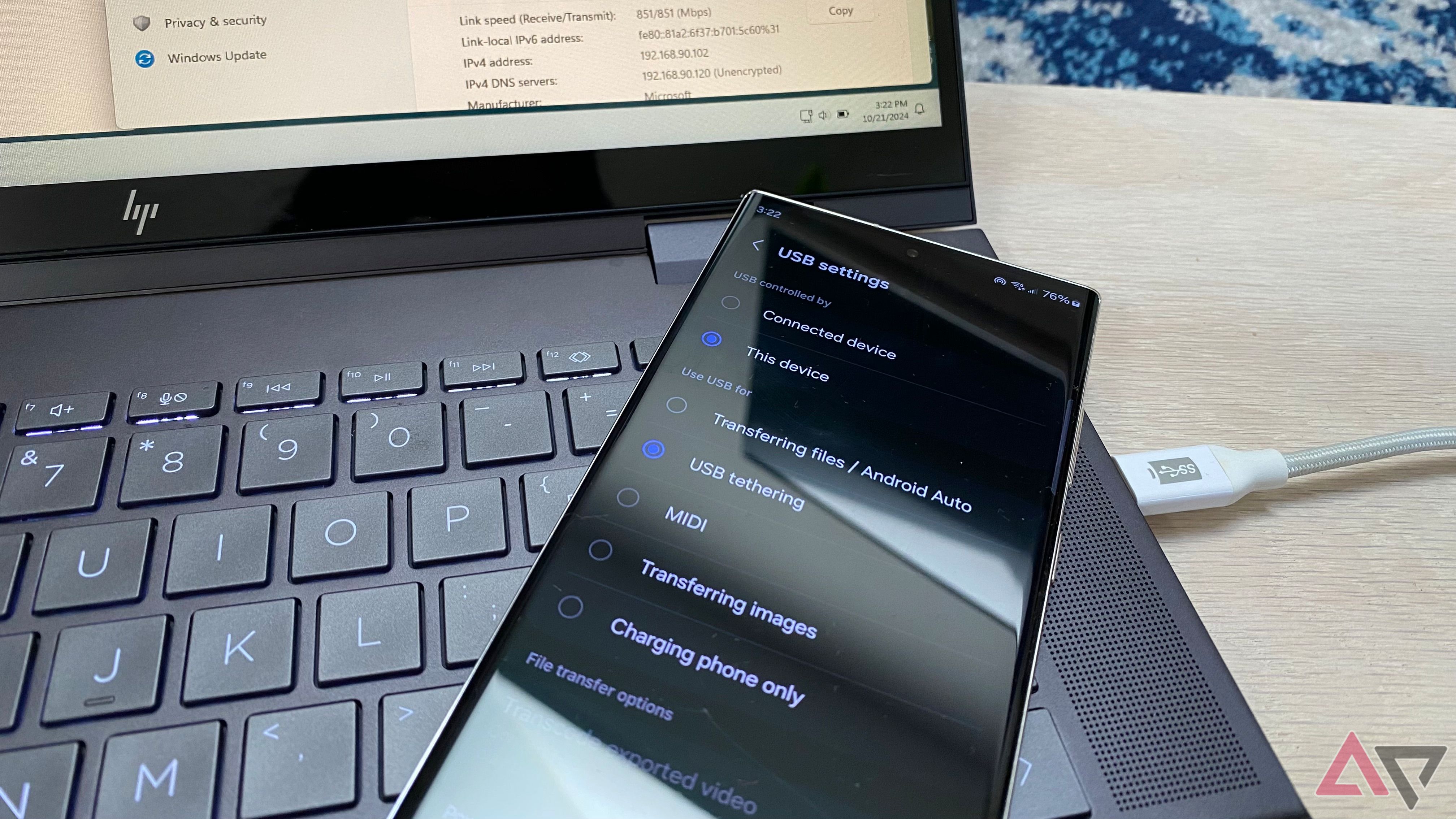 Tethering USB em um telefone Galaxy S23 Ultra para um laptop Windows 11