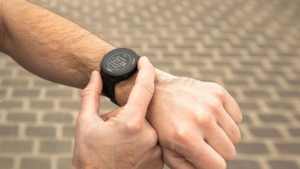 este smartwatch Garmin Forerunner já está à venda por apenas US $ 168