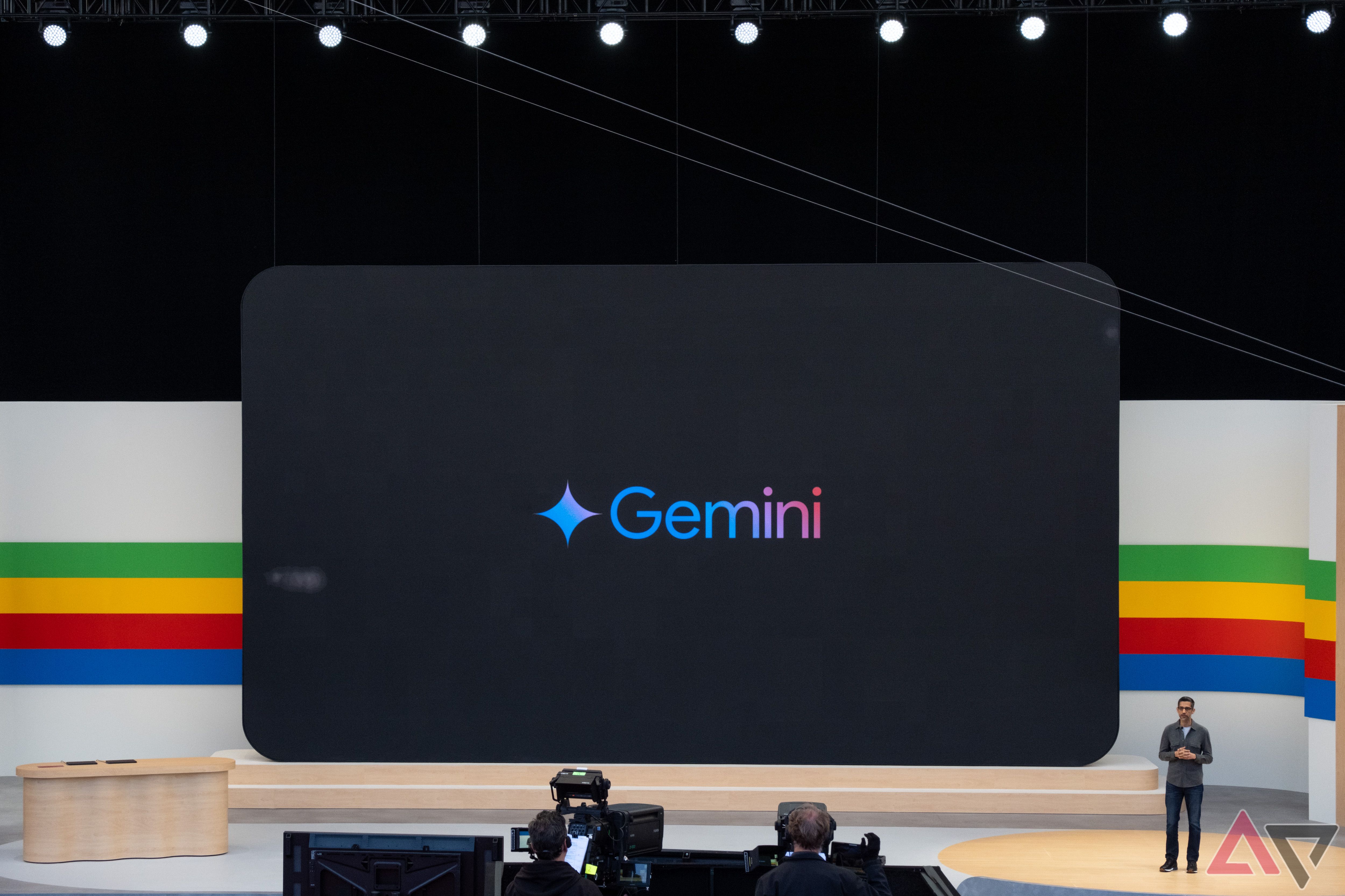 Sundar Pichai fazendo uma apresentação no Google I/O 2024 sobre Gemini AI