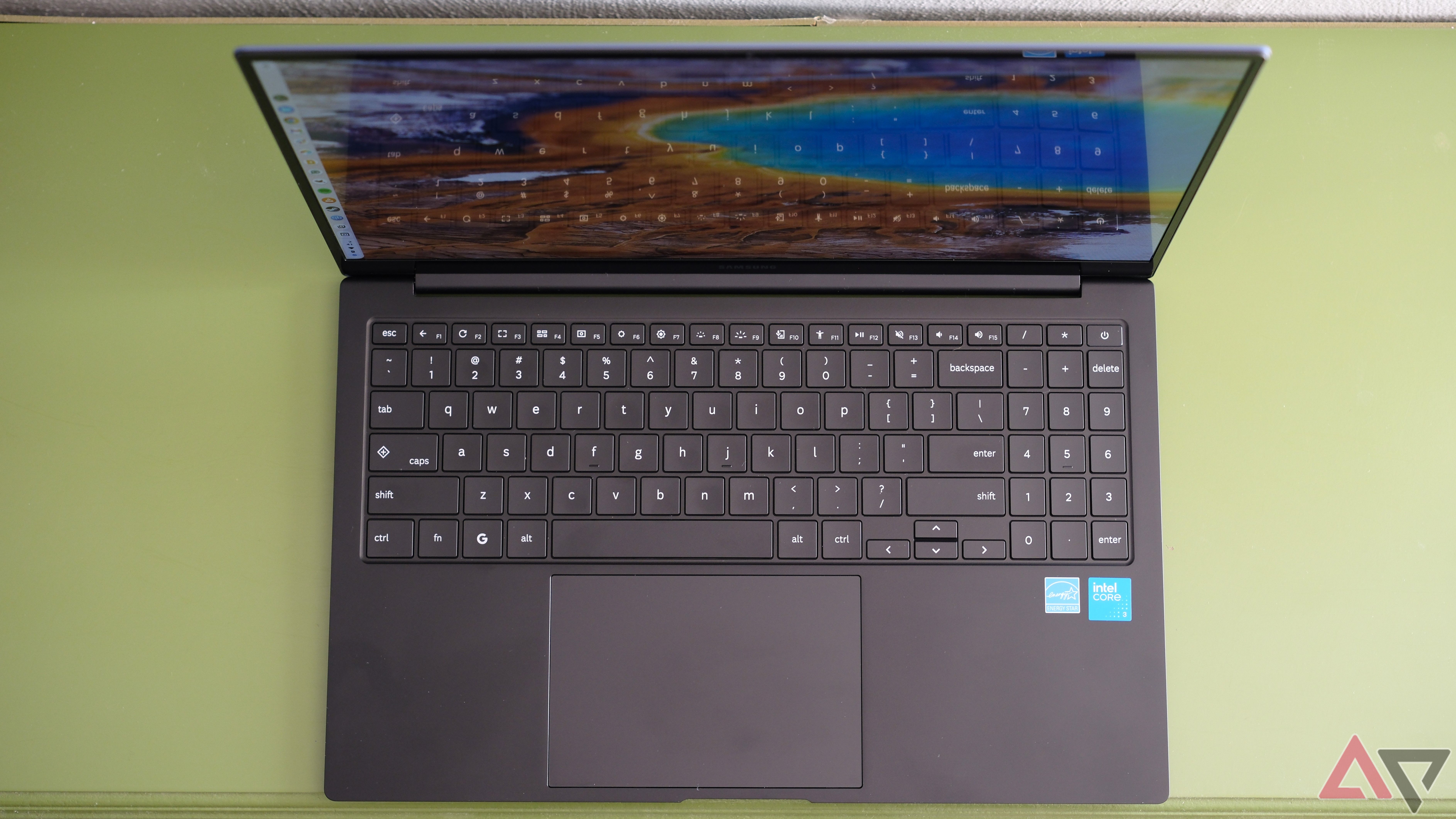 Samsung Chromebook Plus mostrando teclado e touchpad