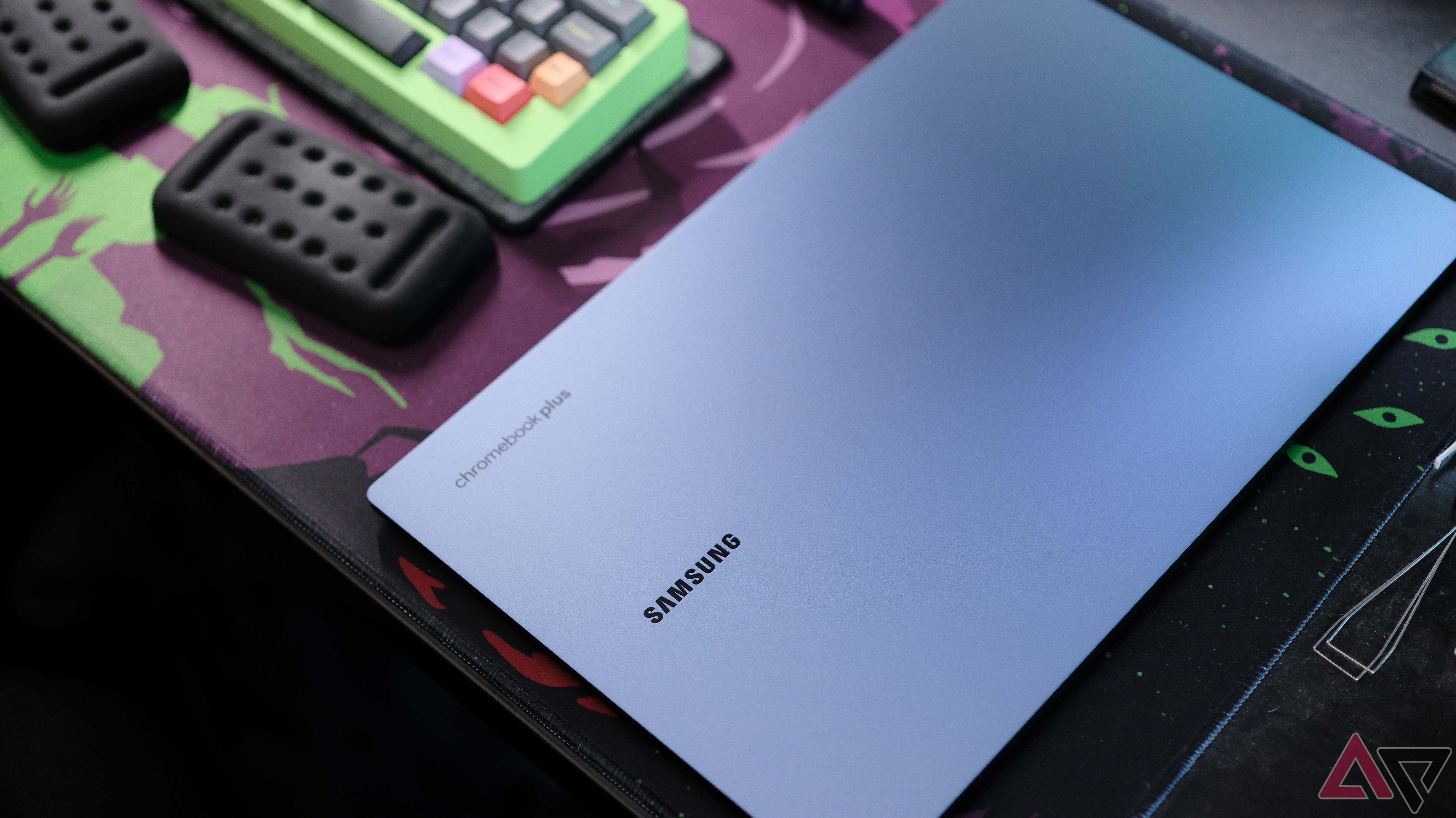 Samsung Chromebook Plus com tampa fechada sobre a mesa