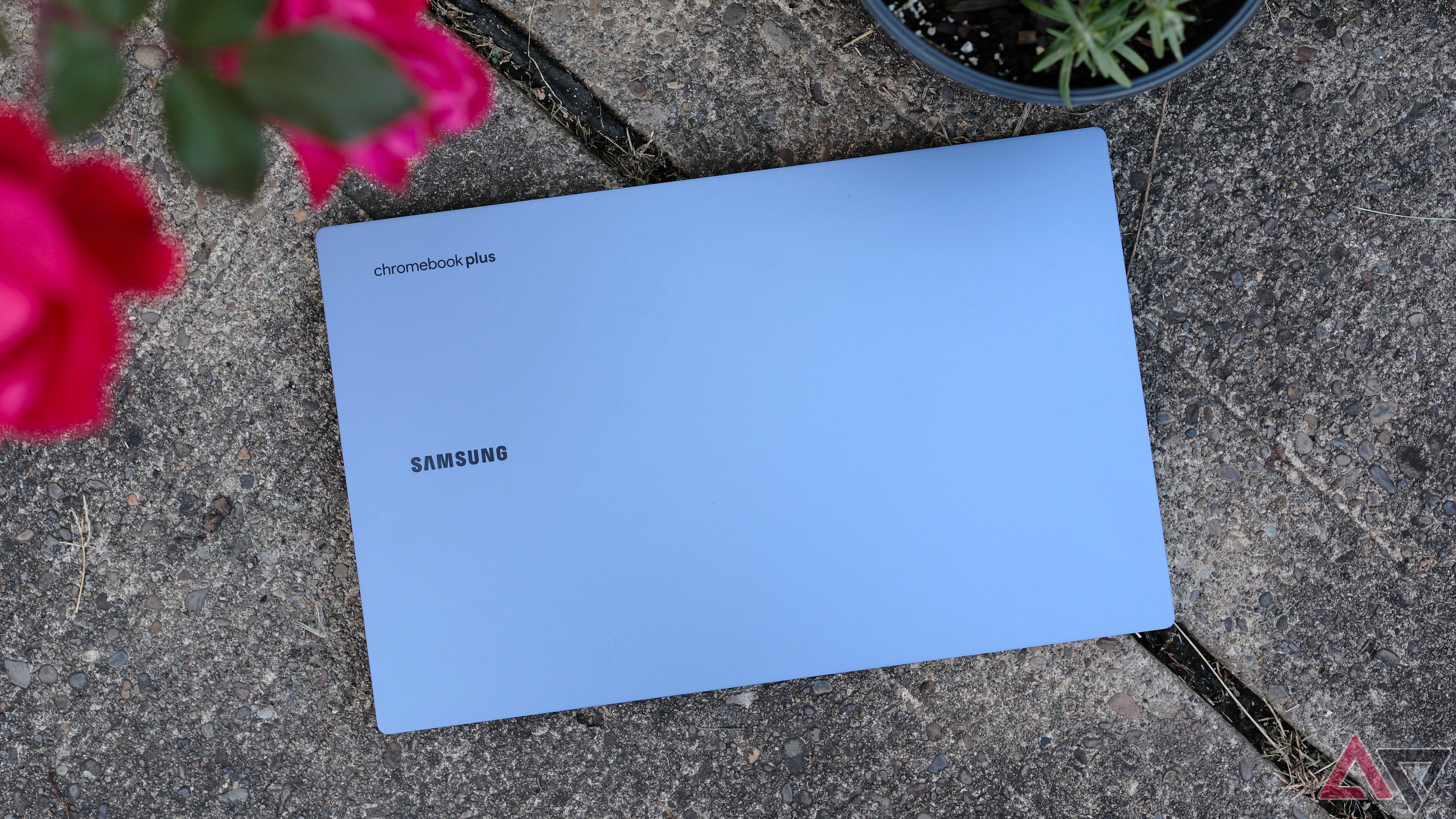 Samsung Chromebook Plus com tampa fechada enquanto está deitado em concreto