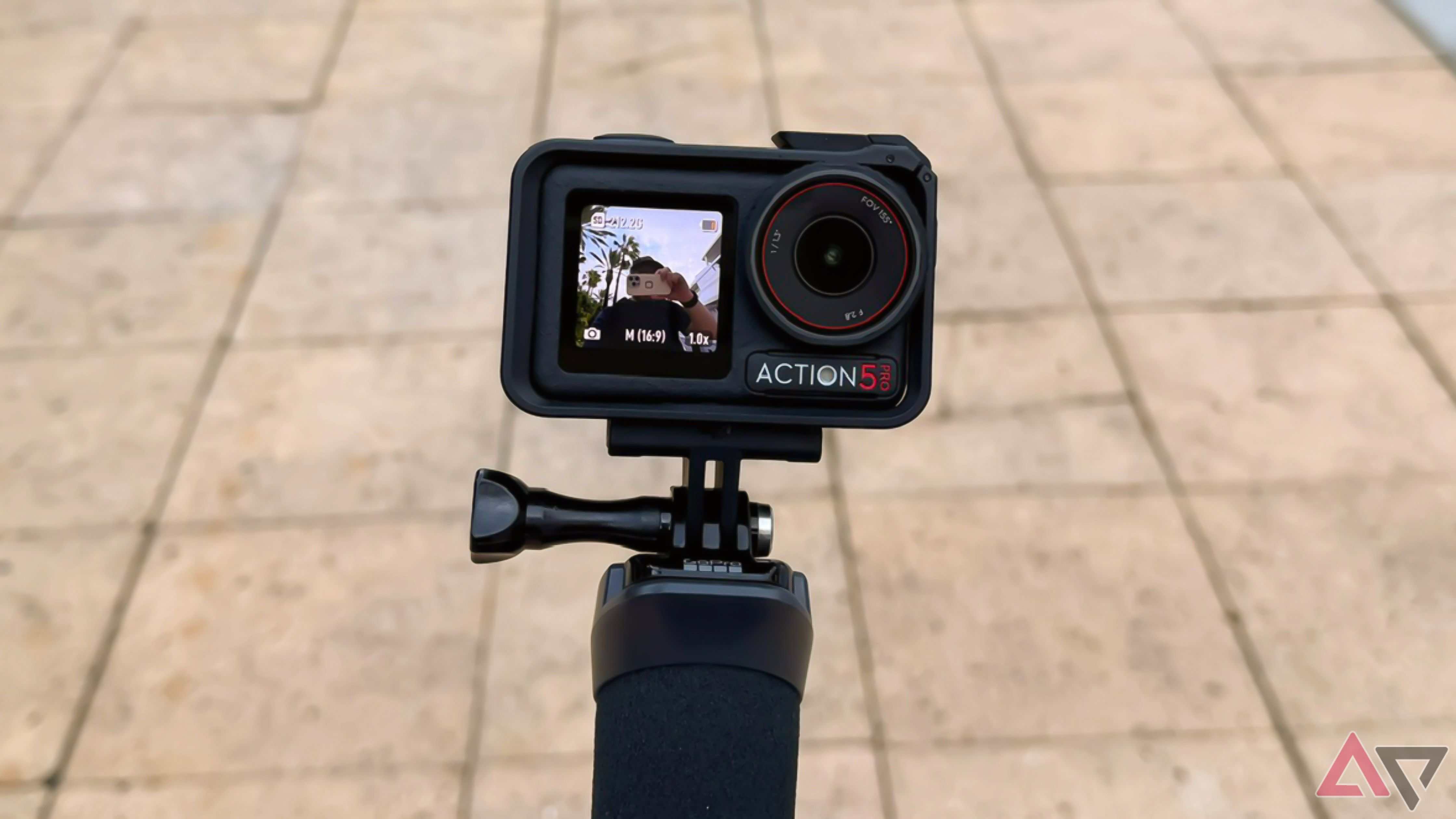 O DJI Osmo Action 5 Pro montado em uma empunhadura flutuante.