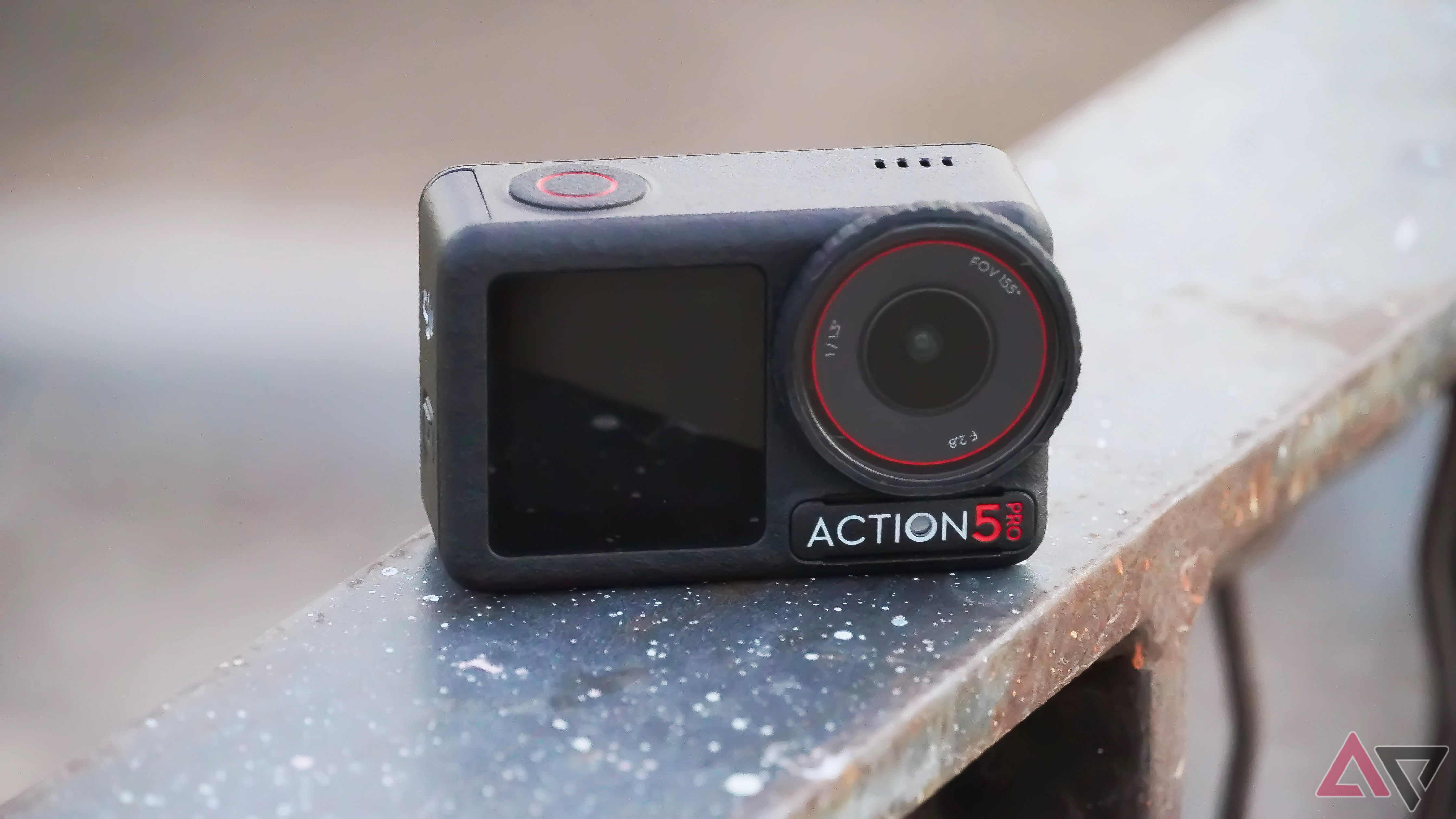 O DJI Osmo Action Pro 5 em uma grade.