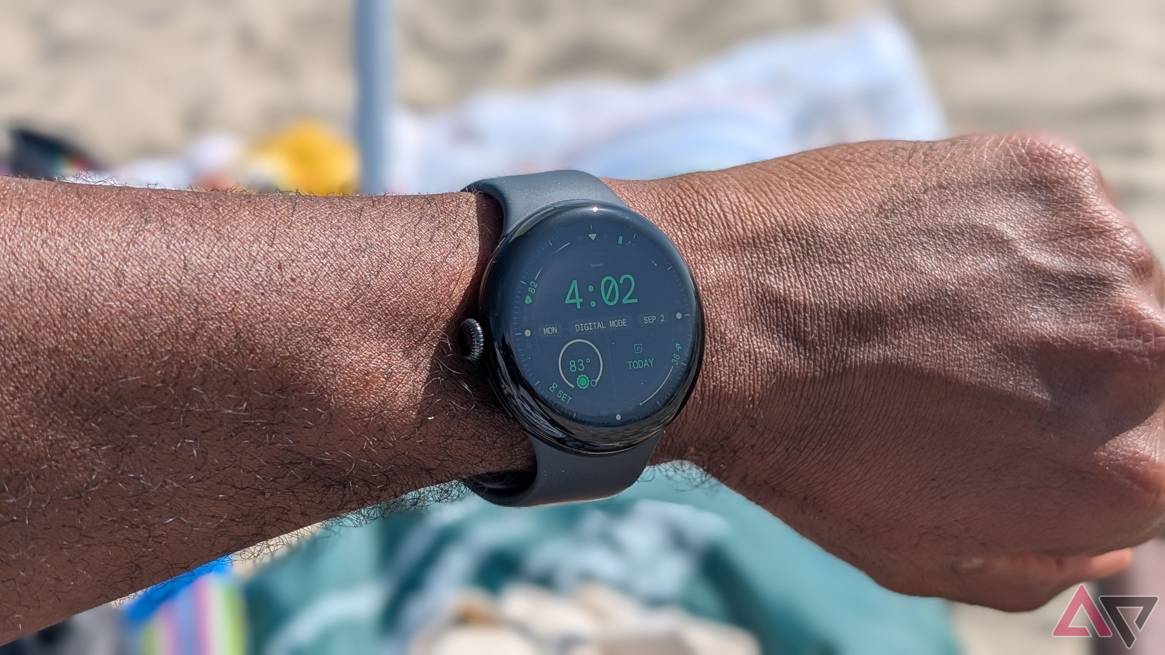 Um Pixel Watch 3 na praia.