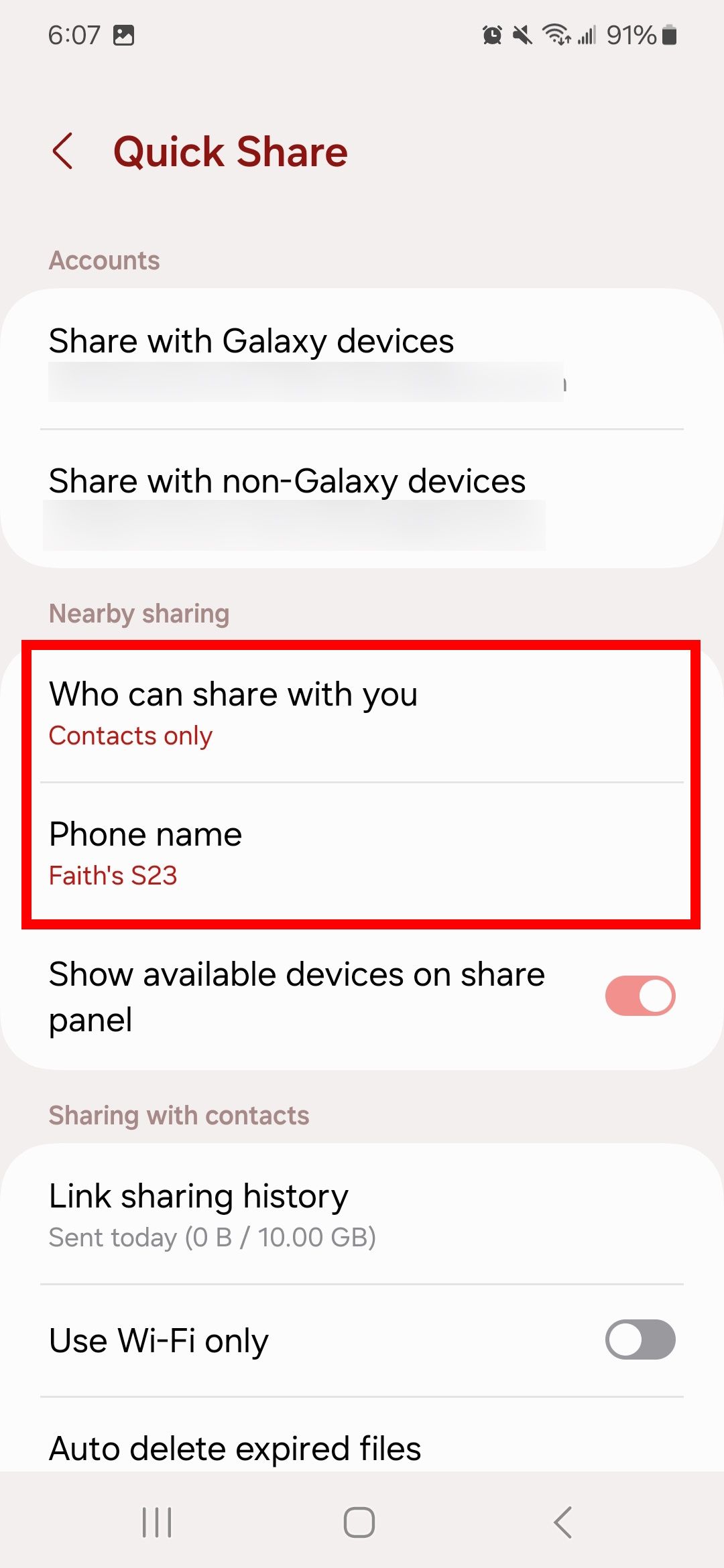 Retângulo vermelho destacando quem pode compartilhar com você e o nome do telefone nas configurações do Quick Share no Android