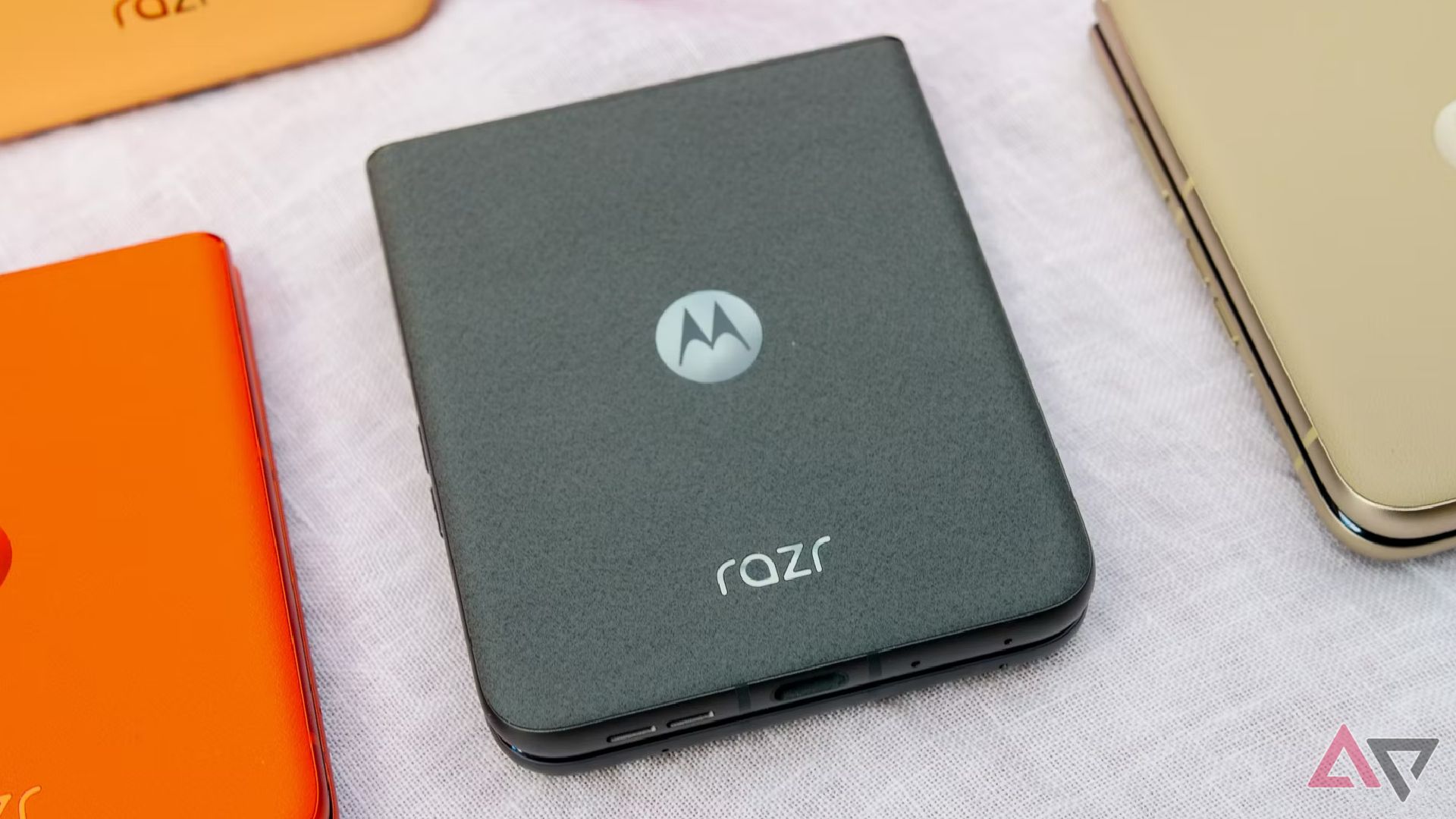 Uma foto do Moto Razr 2024 voltado para baixo em uma mesa