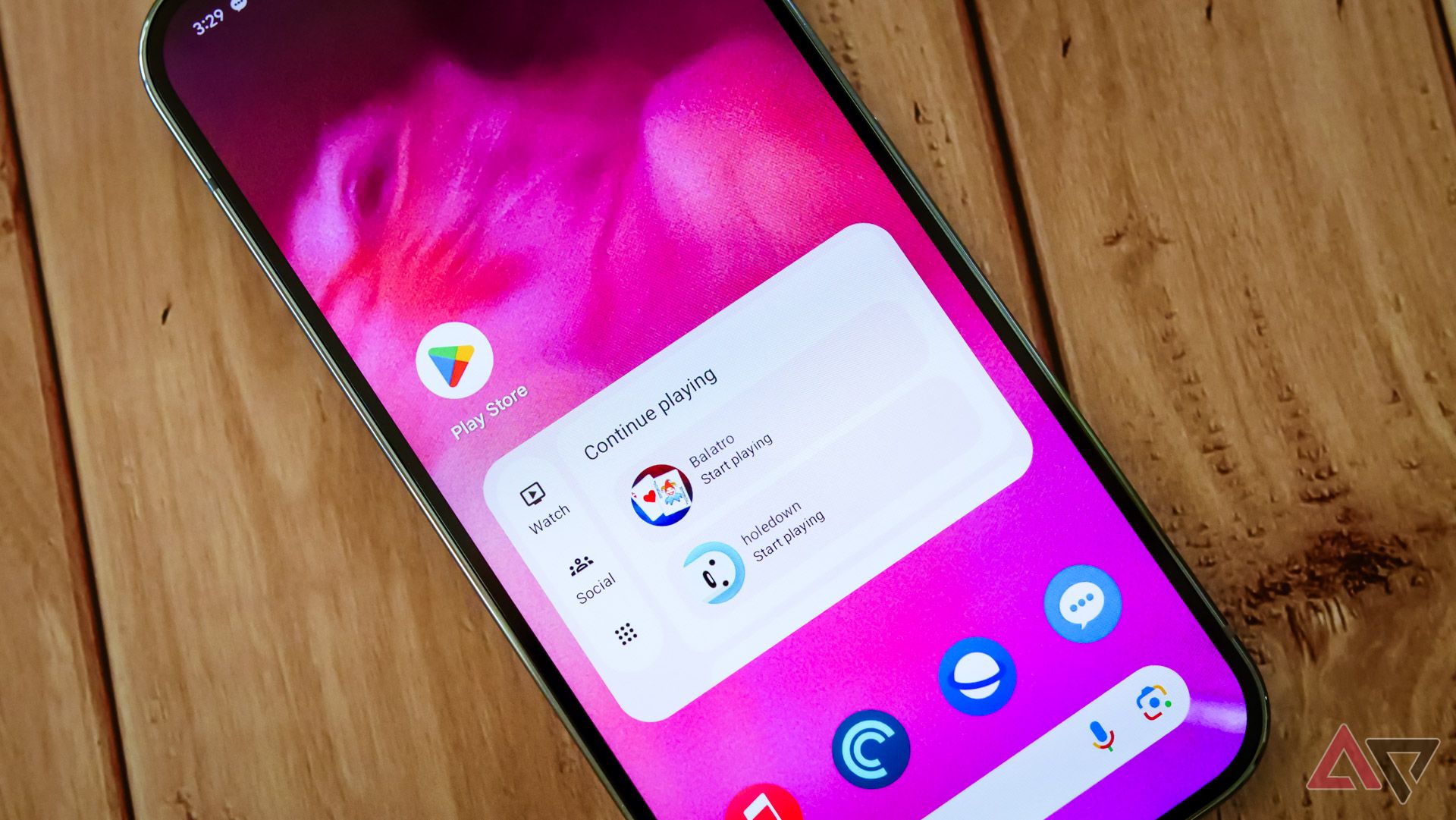 Um Pixel 9 Pro com o widget Play Store e Play Store Collections mostrado na tela.