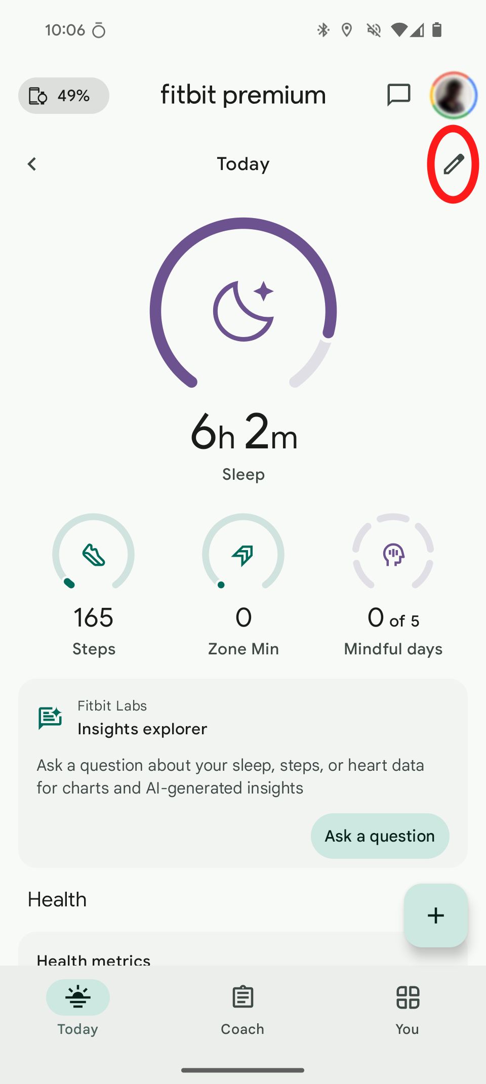 Uma captura de tela da guia Hoje do aplicativo Fitbit Premium com um círculo vermelho ao redor do ícone de lápis.