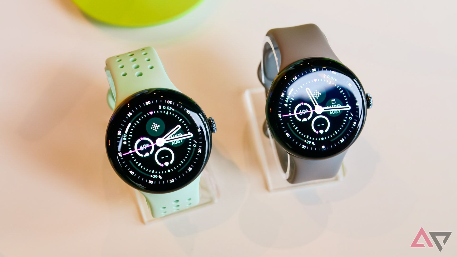 O Google Pixel Watch 3 com faixas menta e cinza