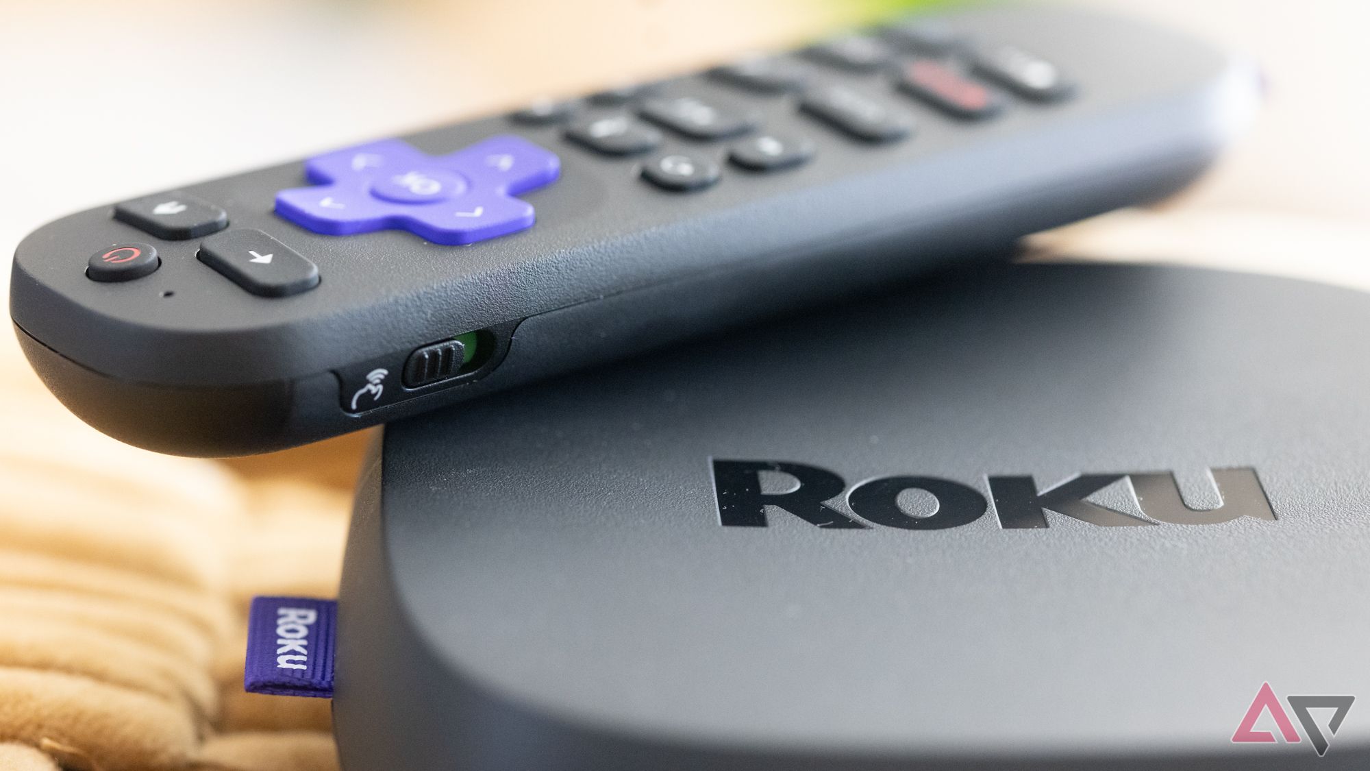 Voice Remote Pro do Roku Ultra em cima do próprio Roku