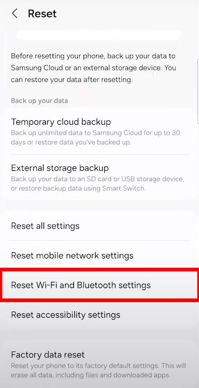 Redefinir menu de opções com "Redefinir as configurações de Wi-Fi e Bluetooth" listado.