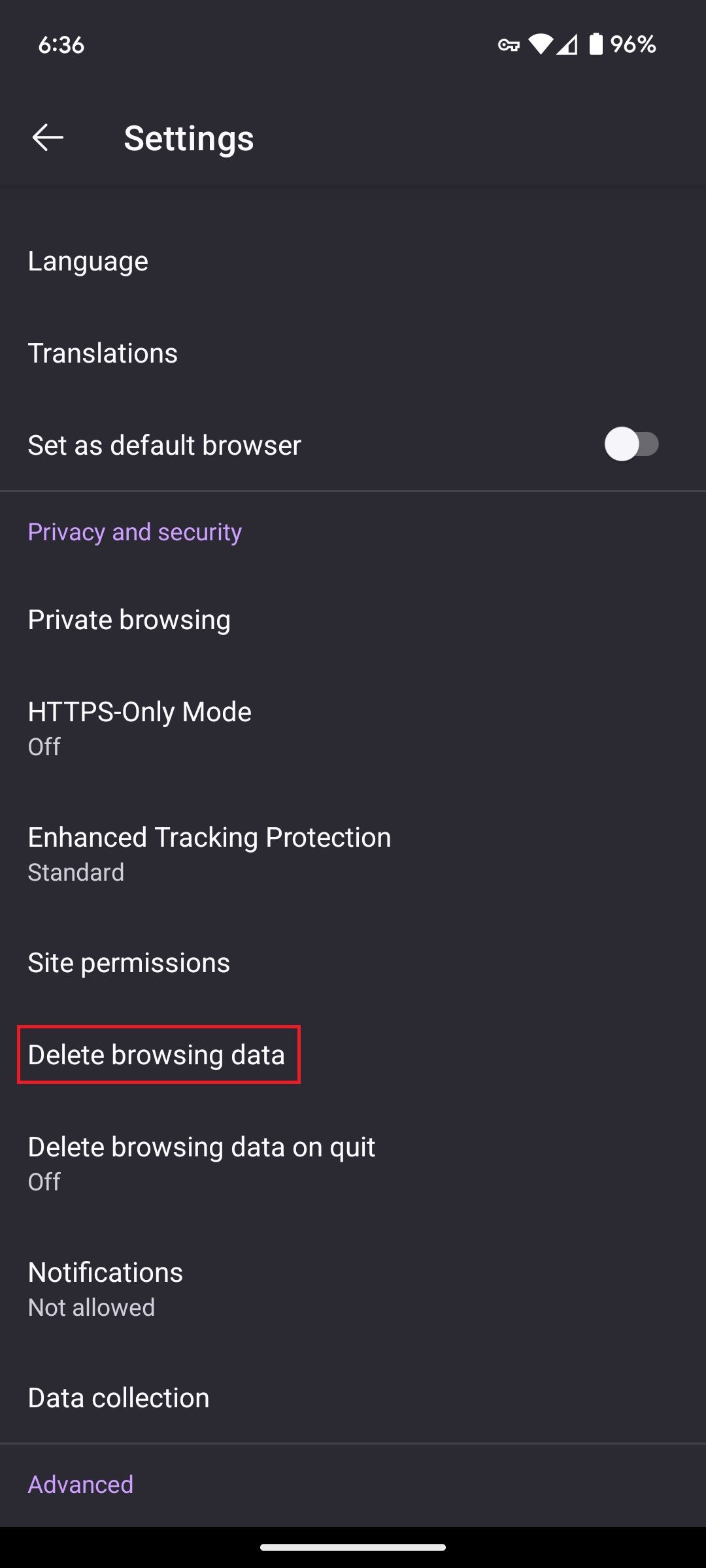 O menu de configurações do Firefox para Android com uma caixa vermelha ao redor da opção Excluir dados de navegação