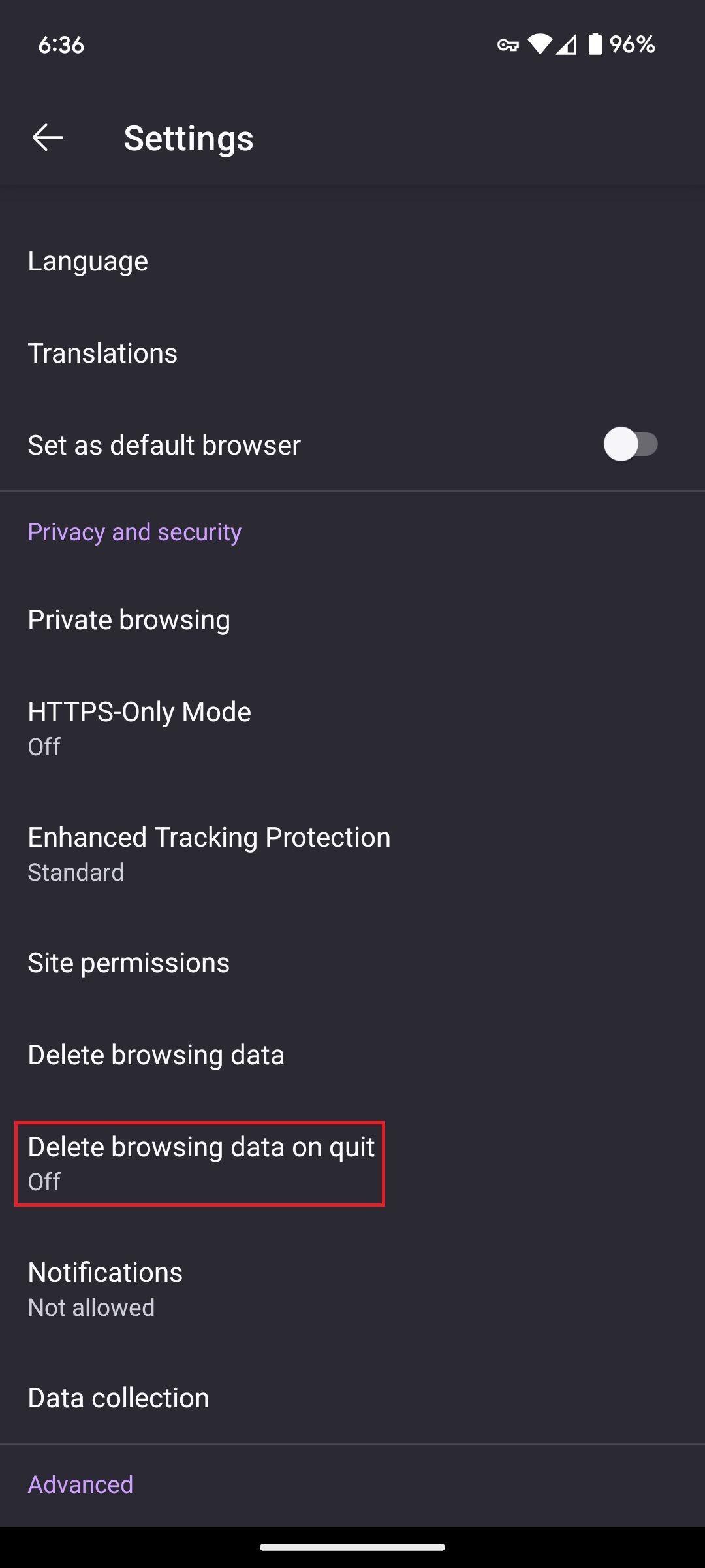 O menu Configurações no Firefox para Android com uma caixa vermelha ao redor da opção Excluir dados de navegação ao sair