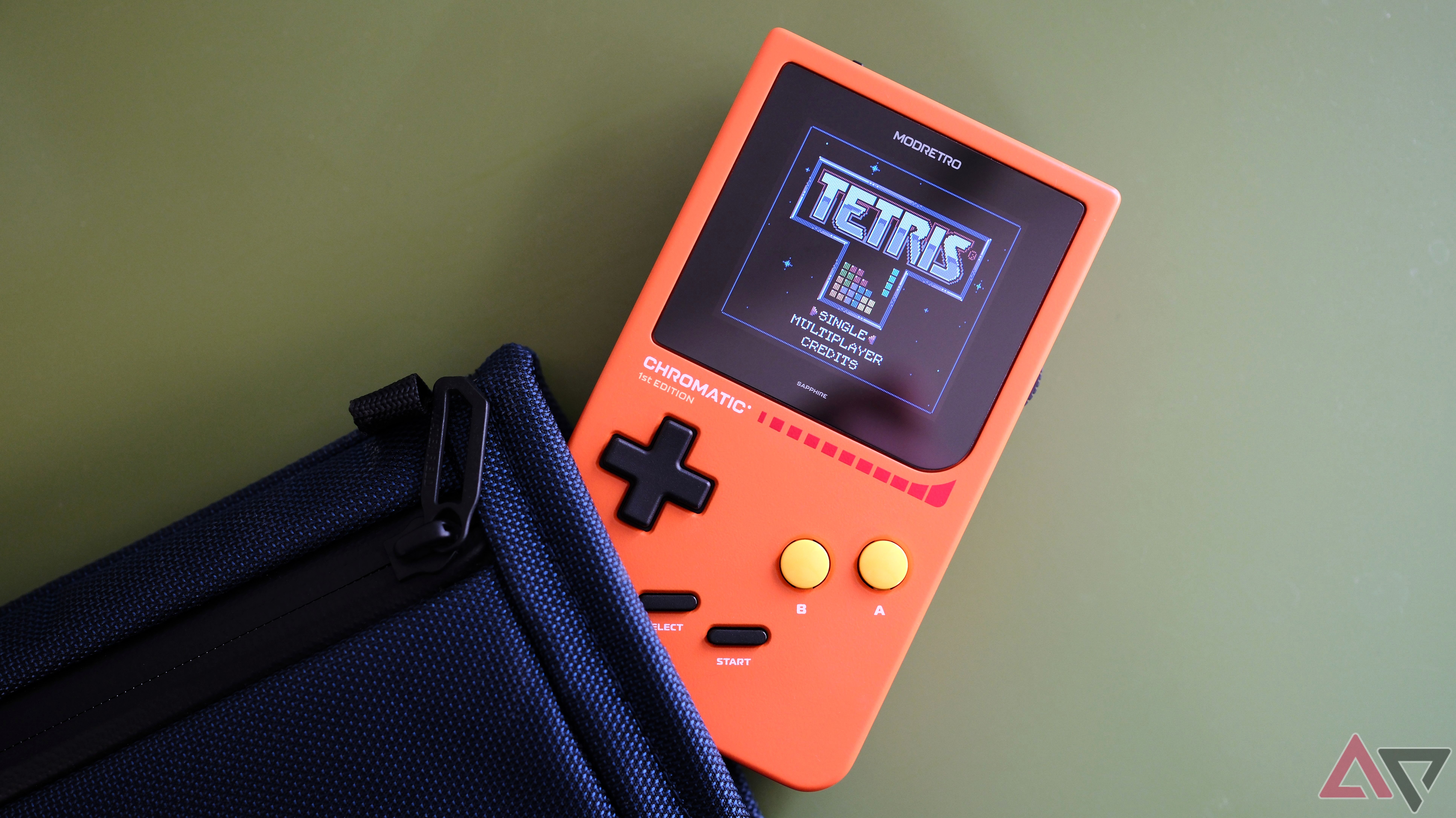 Bolsa Modretro Chromatic e Waterfield Pocket em fundo verde mostrando Tetris na tela