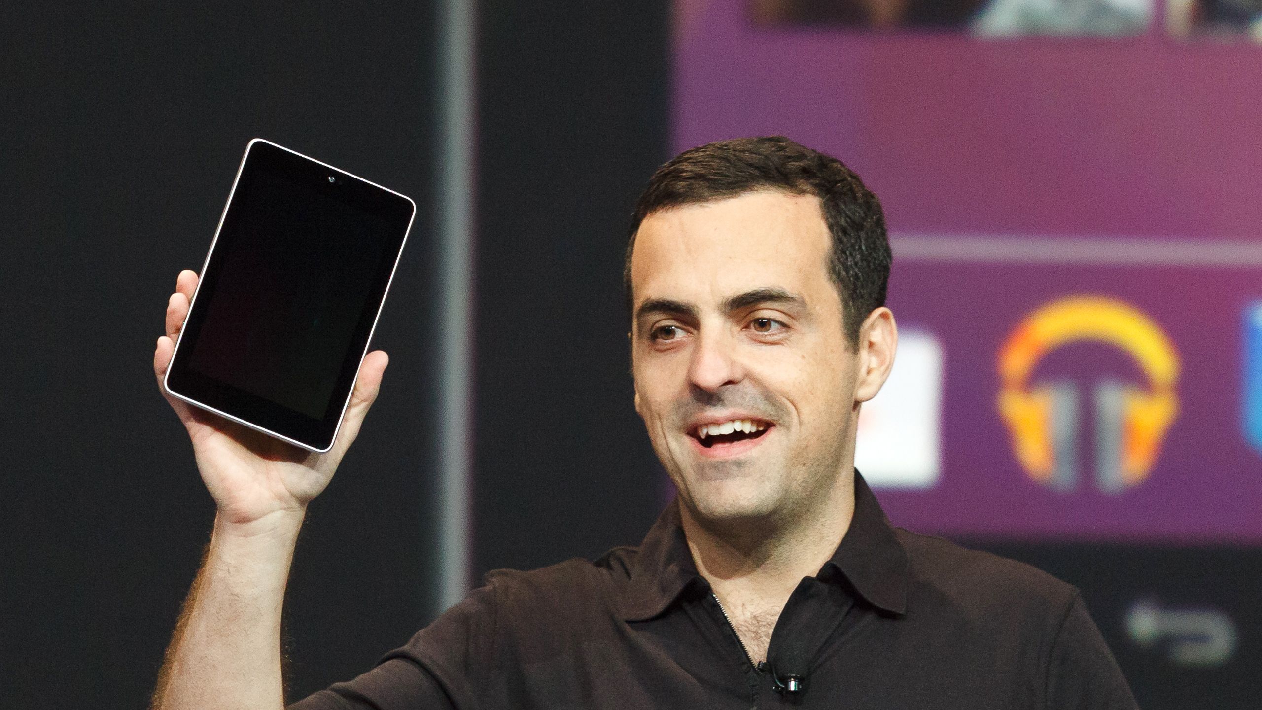 Hugo Barra exibindo o Nexus 7 no Google I/O 2012.