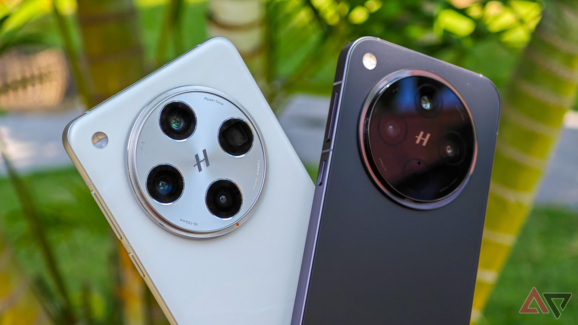 Oppo Find X8 Pro em branco com Find X8 em preto, contra plantas verdes ao fundo