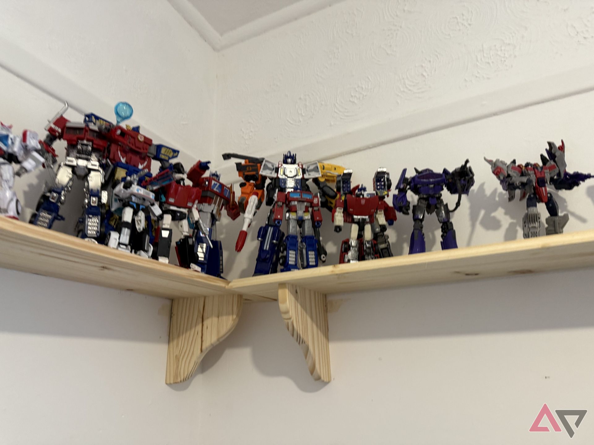 Uma foto desfocada de Transformers em uma prateleira