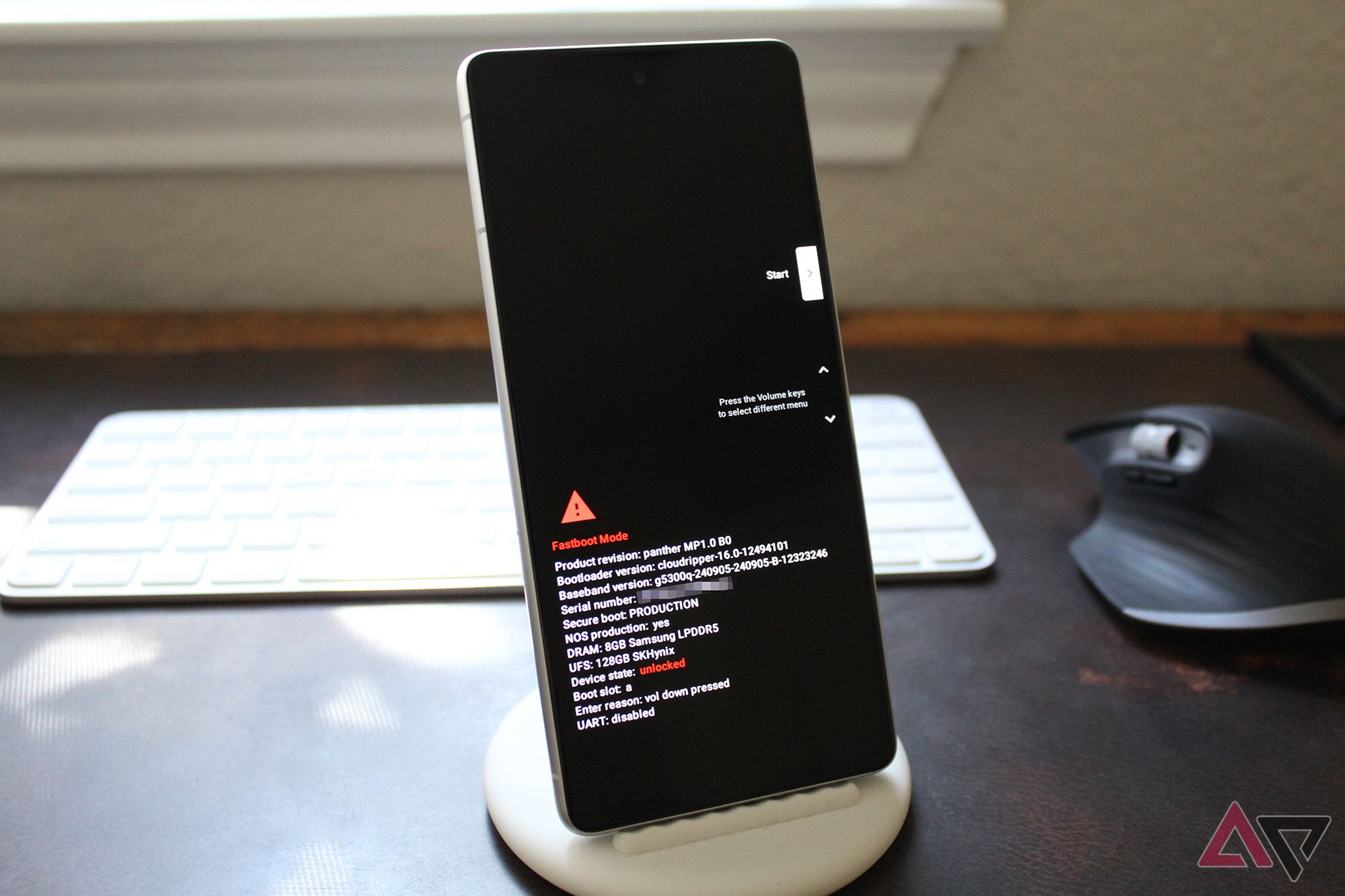 Um Pixel 7 em uma mesa com a tela do modo Fastboot visível, mostrando um bootloader desbloqueado.