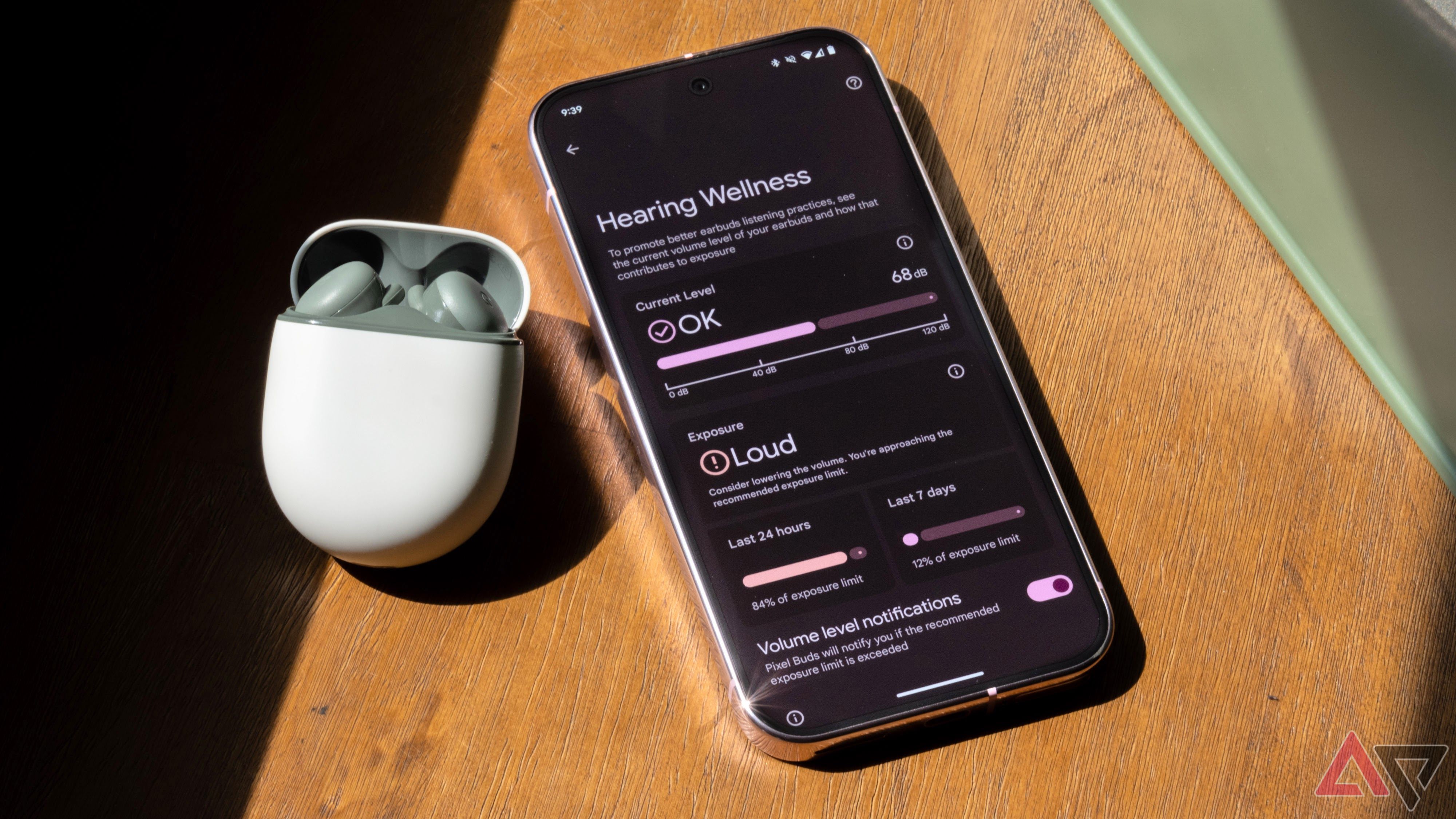Google Pixel Buds Série A com Pixel 9 Pro exibindo um aplicativo de bem-estar auditivo