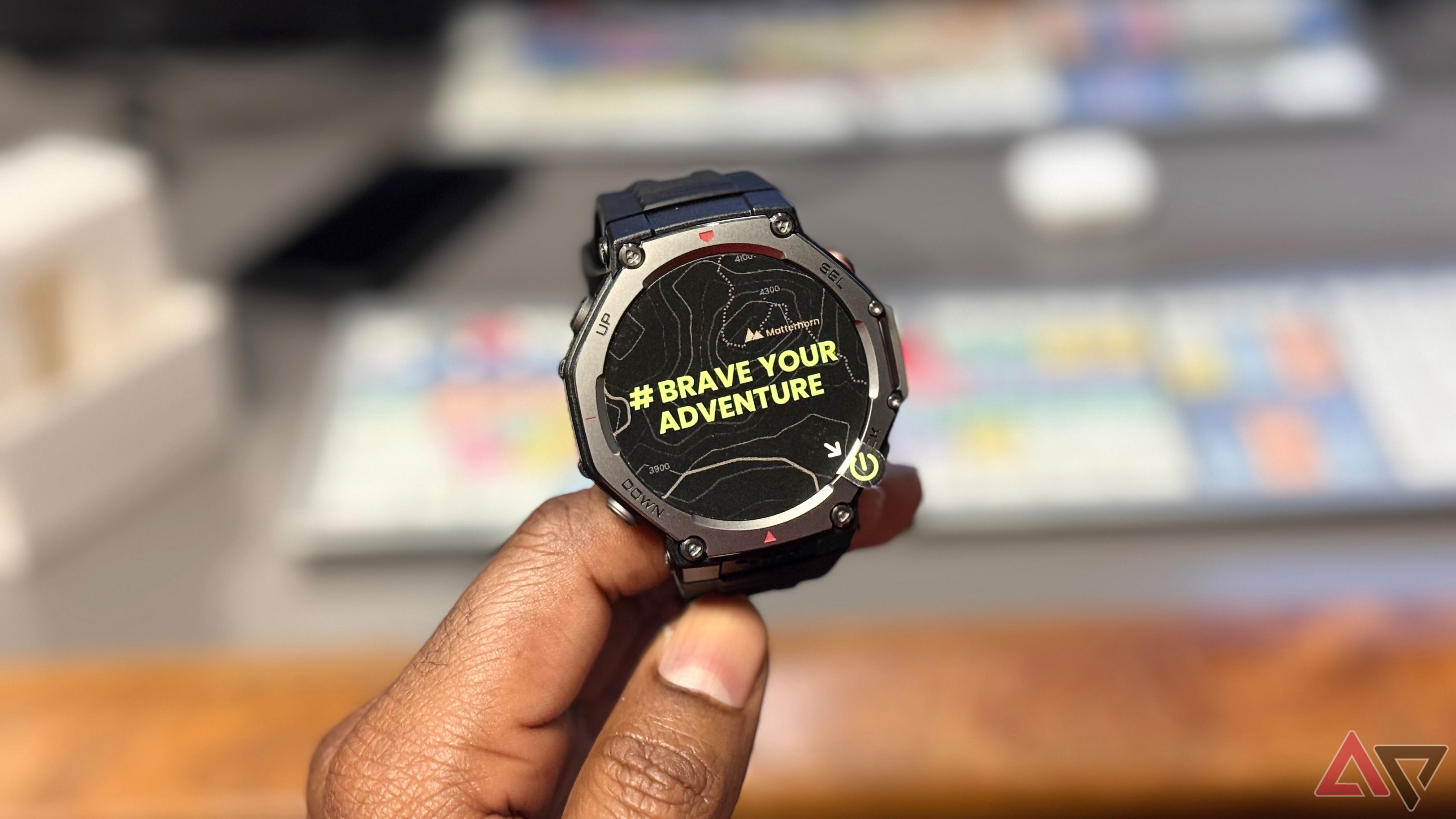 Imagem do Amazfit T-Rex 3, com um adesivo da marca no mostrador do relógio que diz 