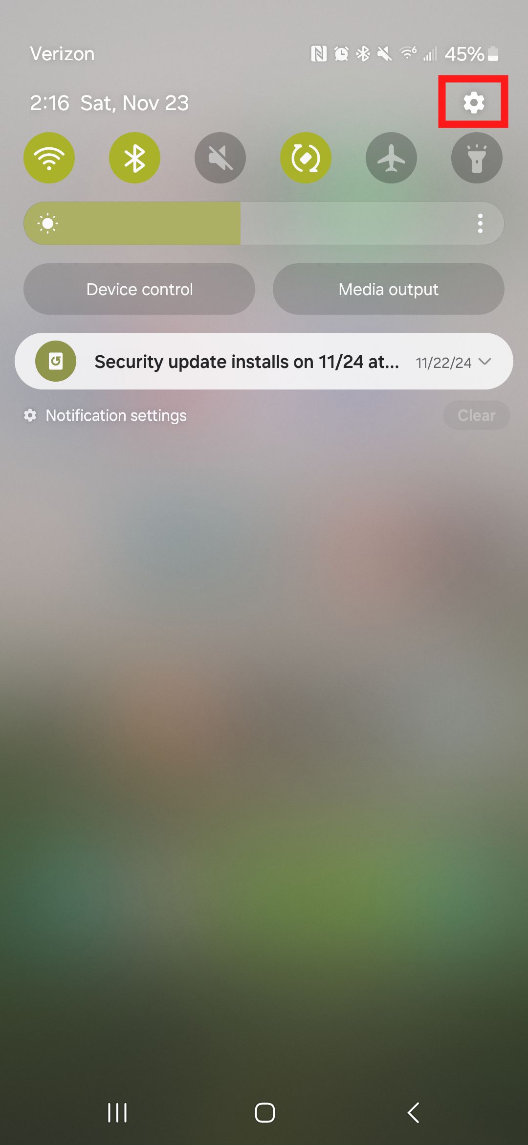 Uma captura de tela da barra de notificação do Samsung Galaxy S22 expandida com uma caixa vermelha ao redor do ícone Configurações.