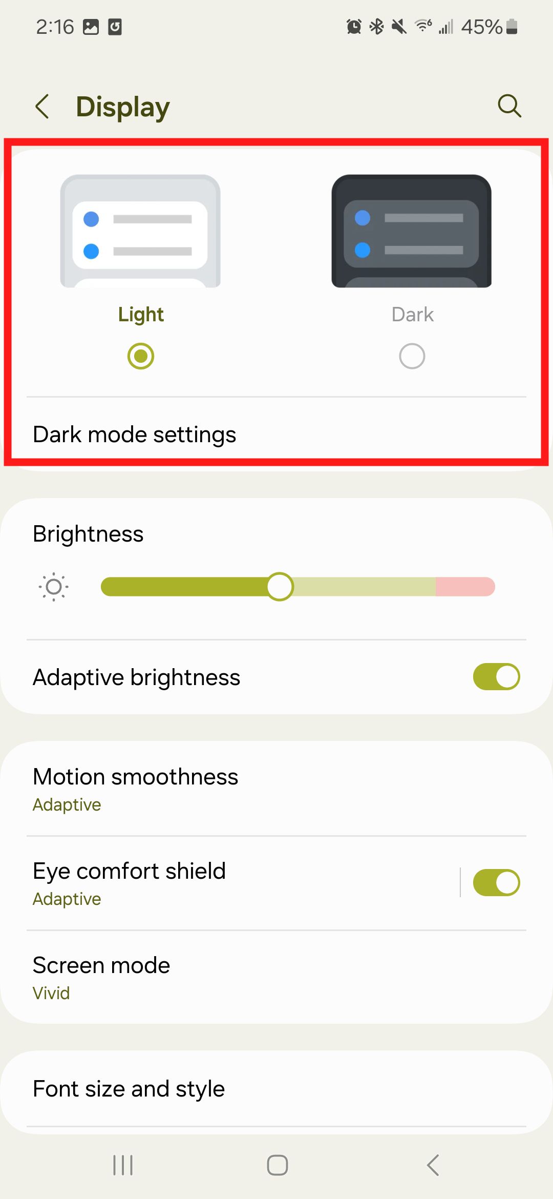 Uma captura de tela do menu de configurações do Samsung Galaxy S22 Display com uma caixa vermelha ao redor dos modos claro e escuro.