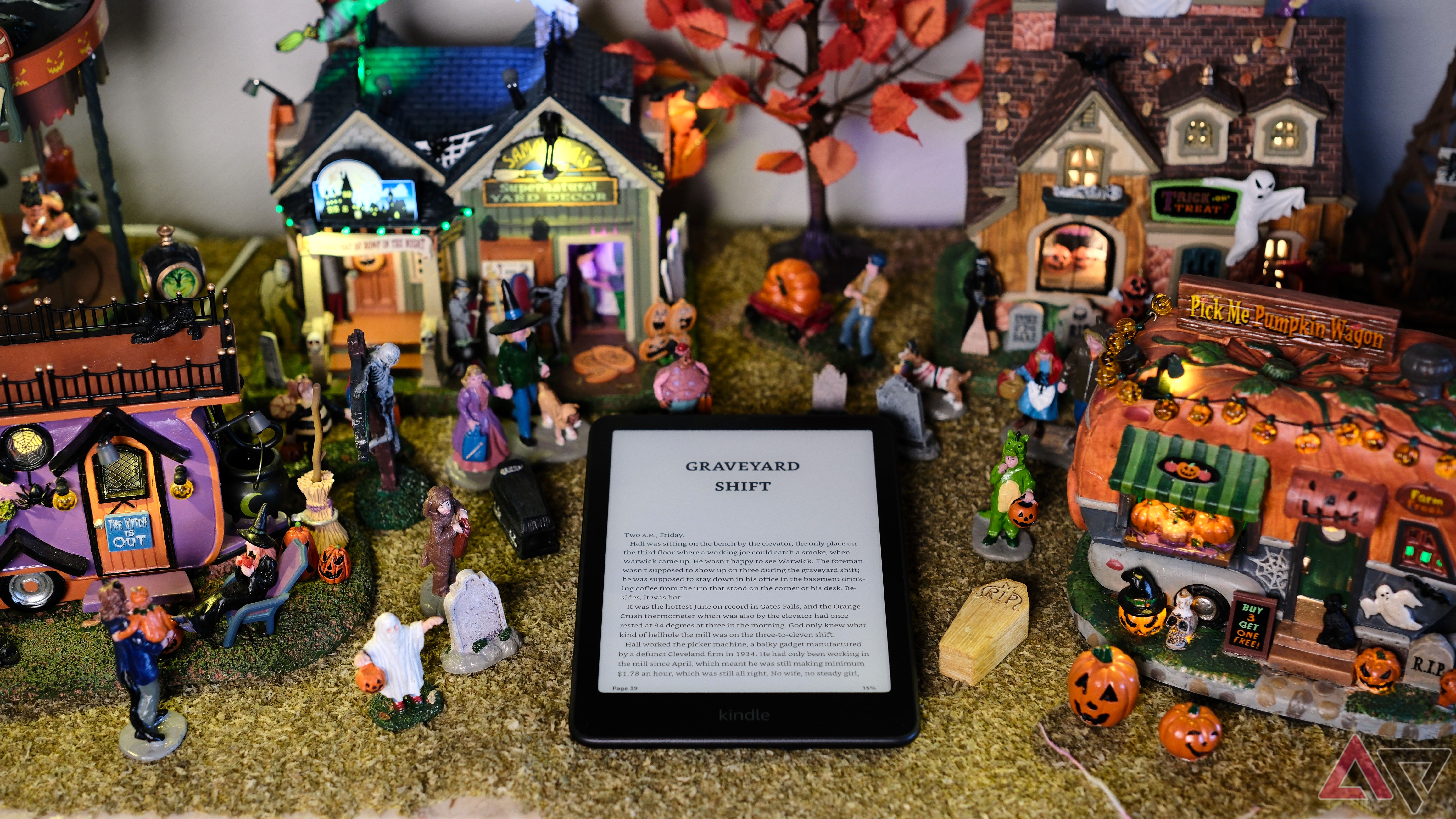 Kindle Paperwhite (2024) espalhando as decorações de Halloween com tela na leitura do turno da noite