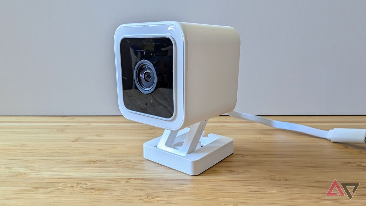 Roku IndoorCamera SE na vista de ângulo frontal da mesa