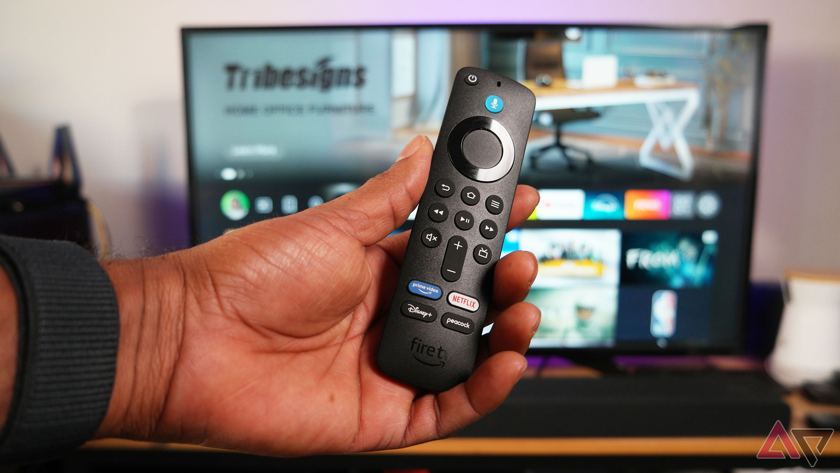 Controle remoto Amazon Fire TV Stick 4K (2ª geração) na frente da smart TV