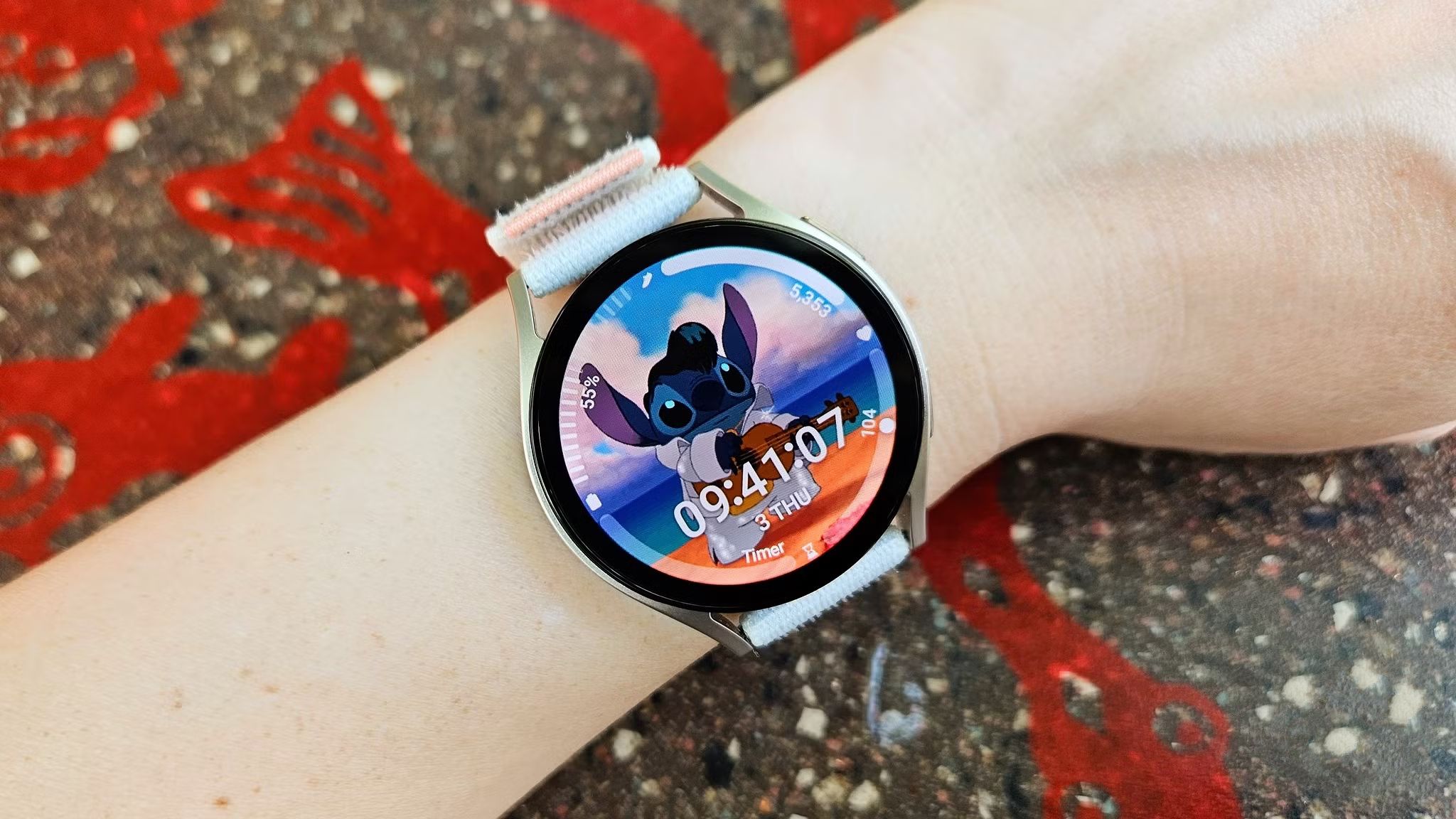 Um Galaxy Watch 6 no pulso