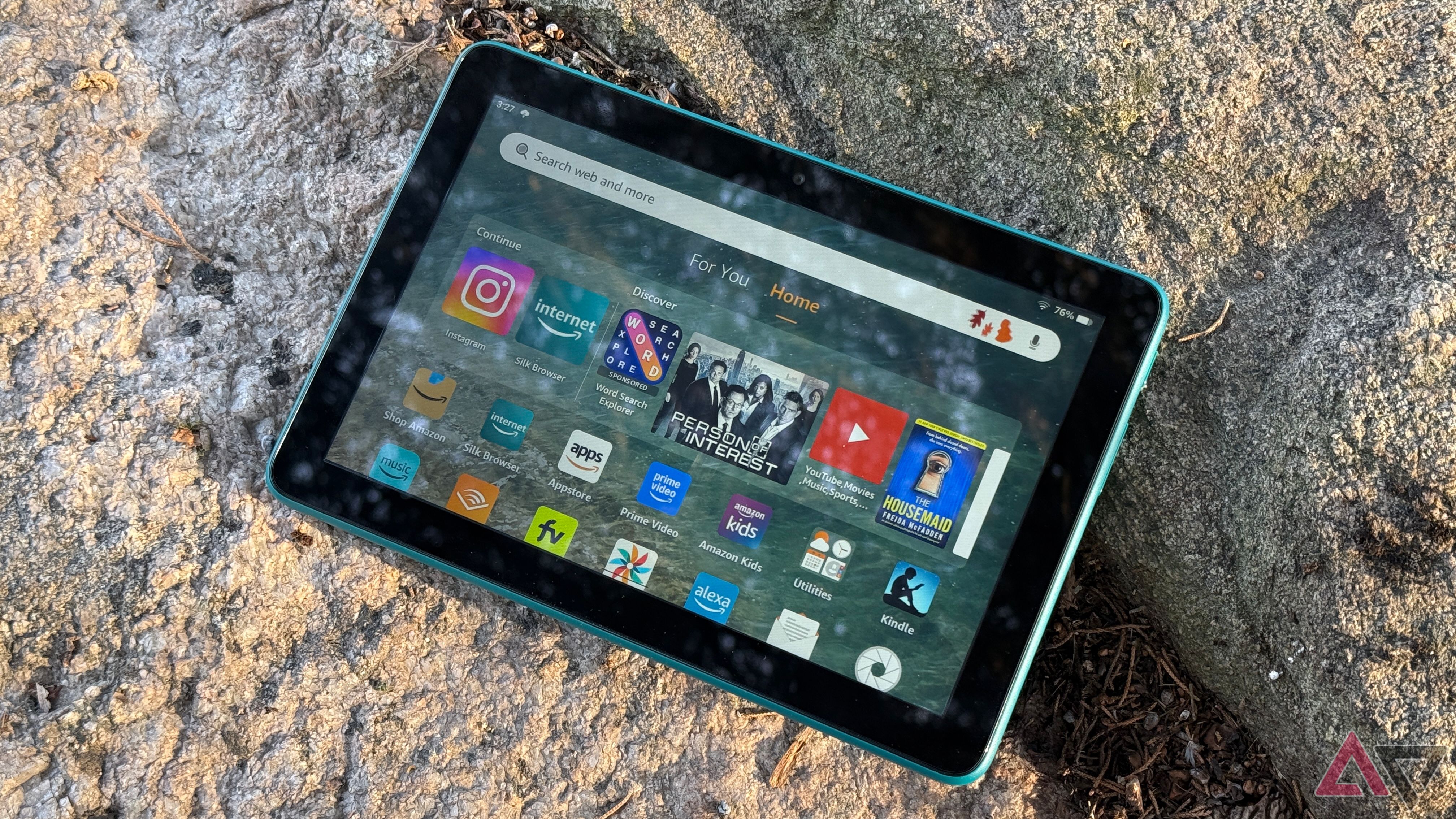 Amazon Fire HD 8 2024 deitado em uma pedra