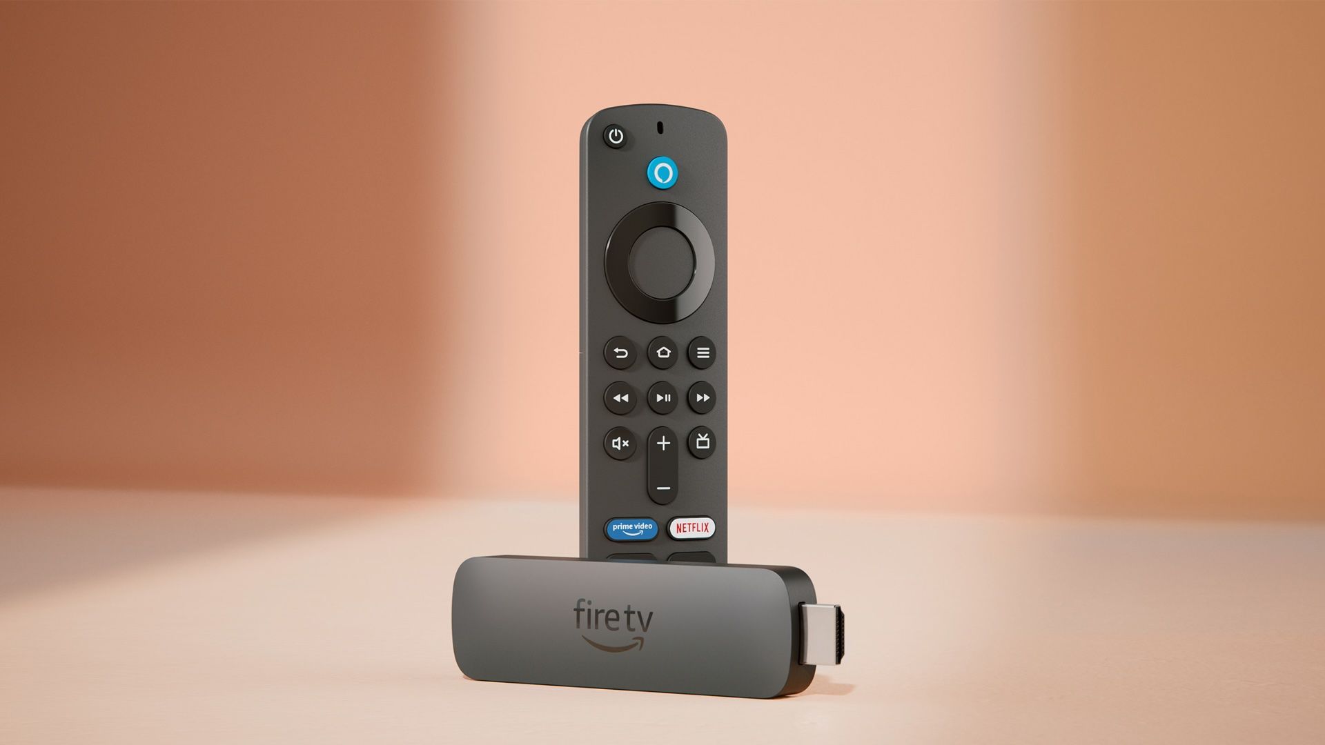 O Amazon Fire TV Stick 4K e o controle remoto contra um fundo marrom-rosado.