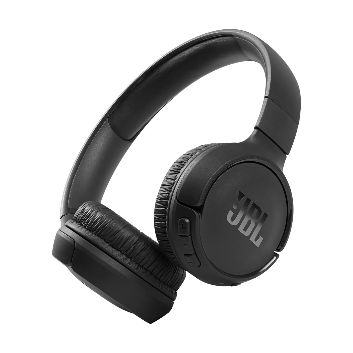 Os fones de ouvido JBL Tune 510BT em ângulo e sobre fundo branco