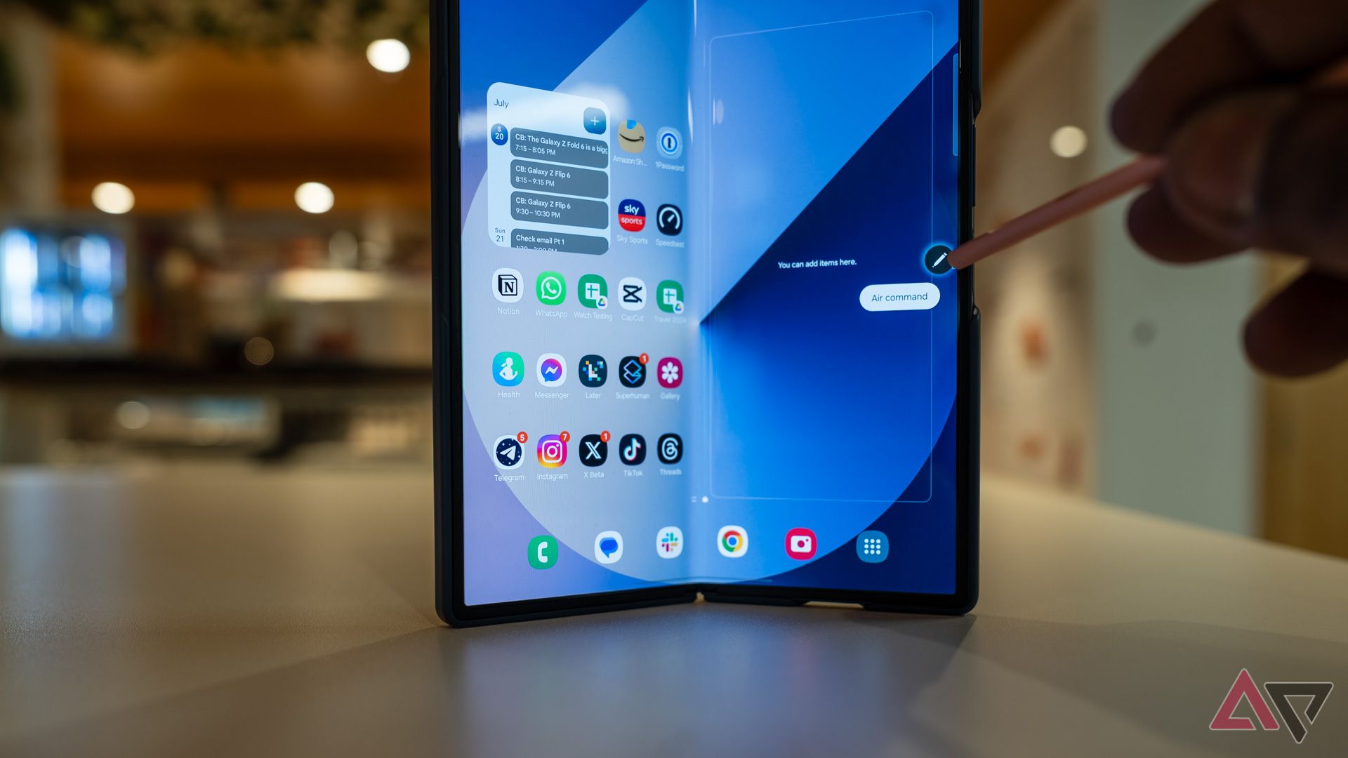 Uma pessoa usando uma S Pen com um Samsung Galaxy Z Fold 6