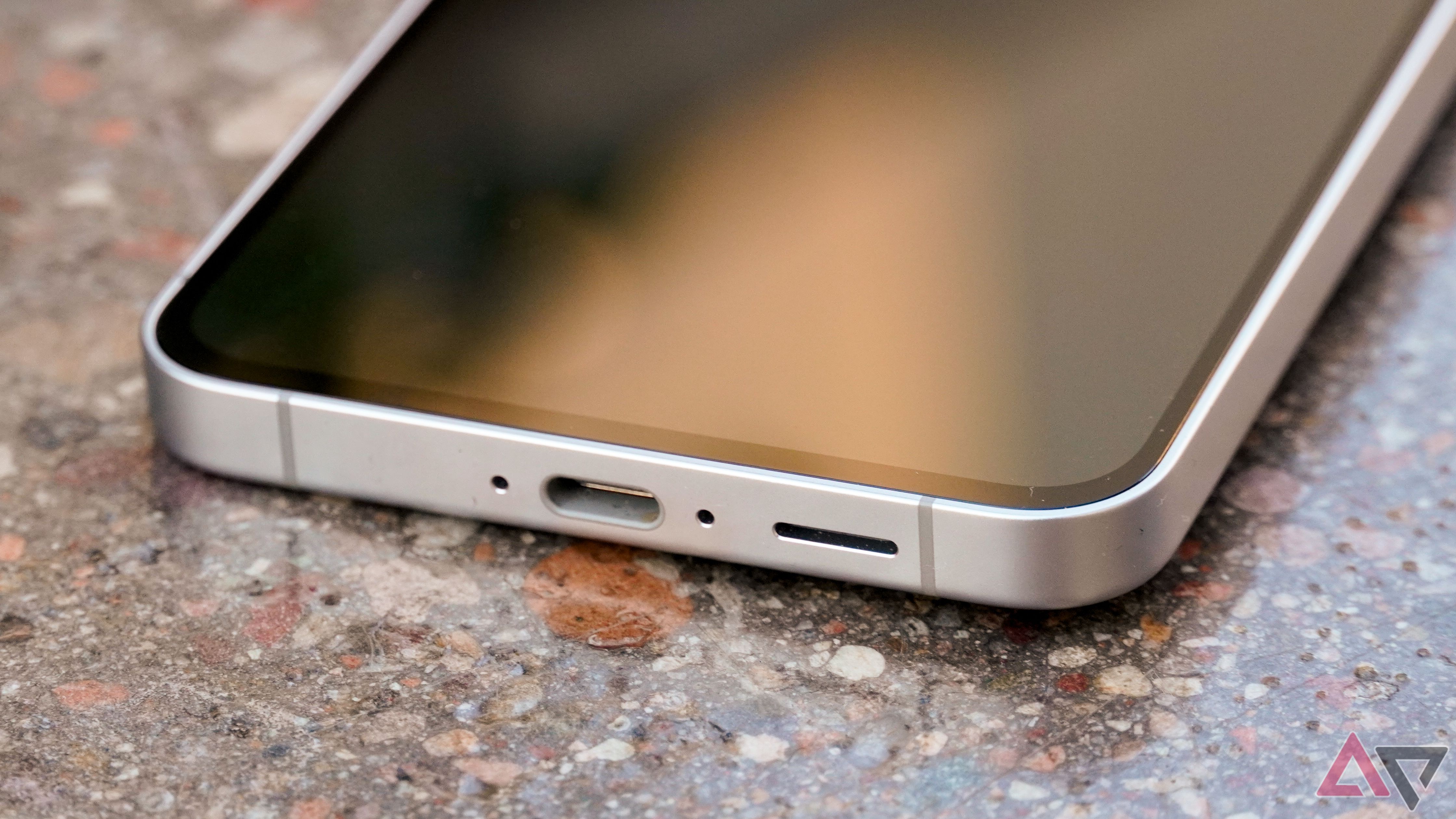 A porta USB-C no Galaxy S24 FE.