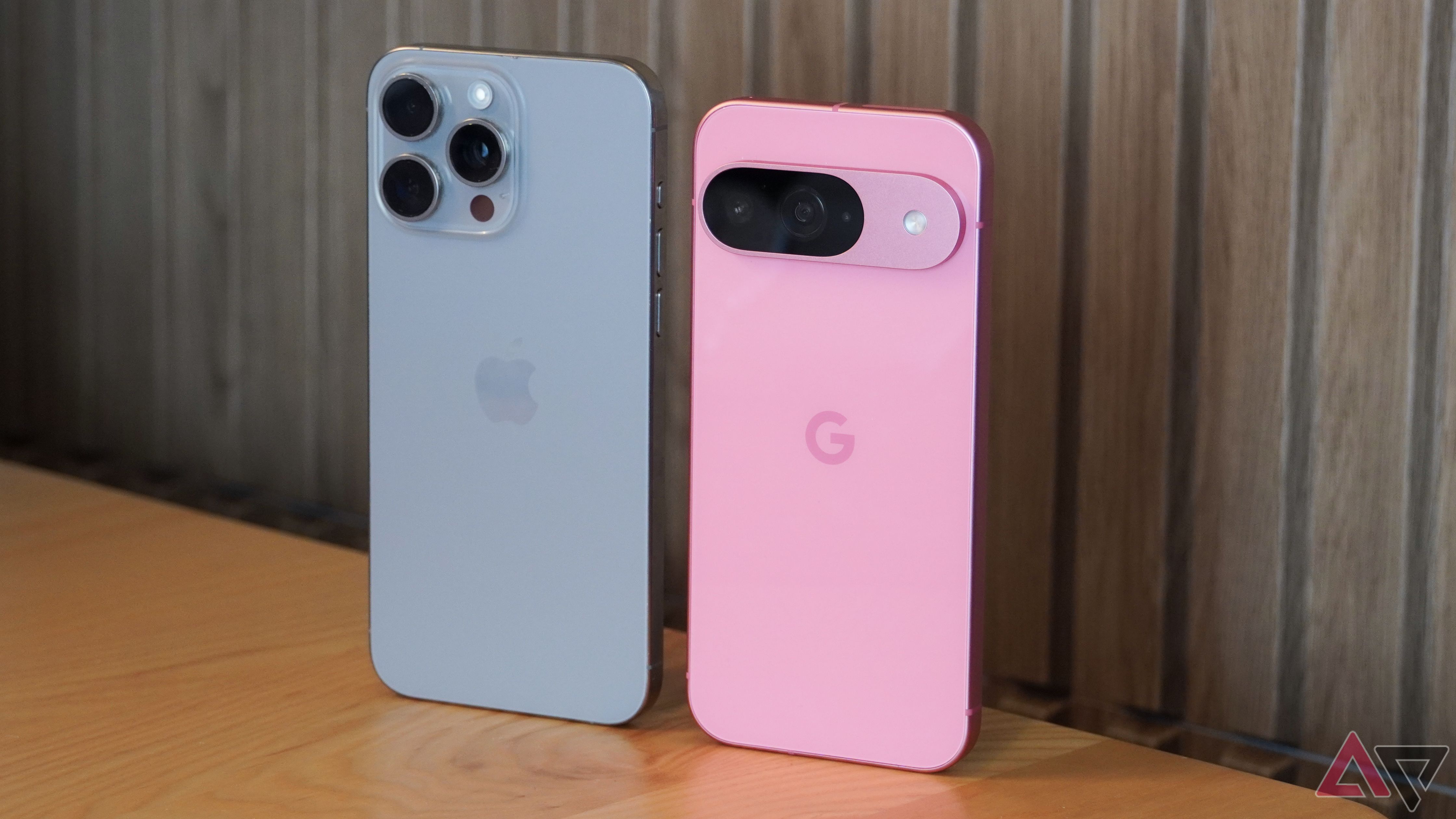 Um iPhone 15 Pro Max ao lado de um Google Pixel 9.