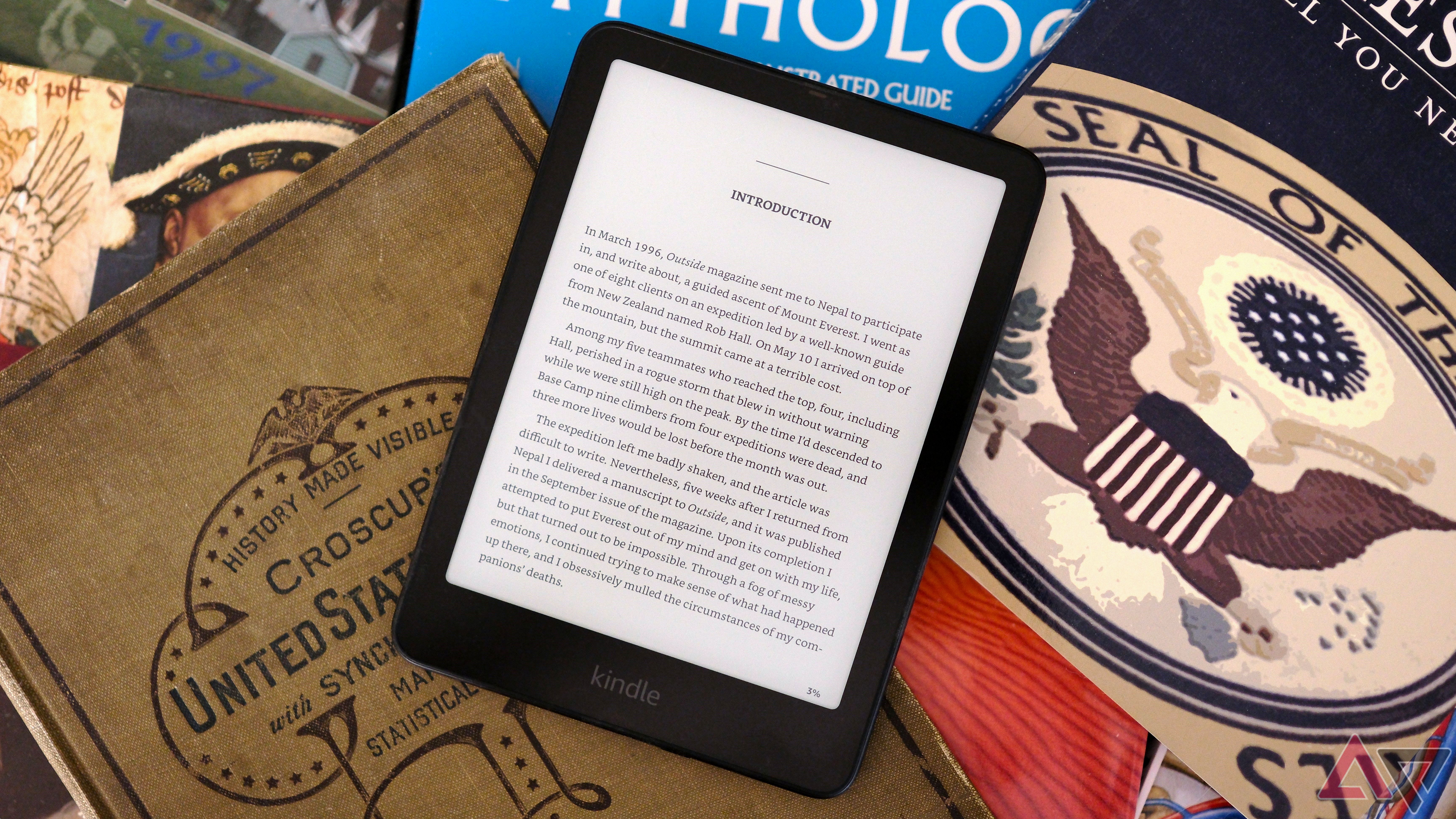 Kindle Paperwhite (2024) colocando a tela em cima de uma pilha de livros