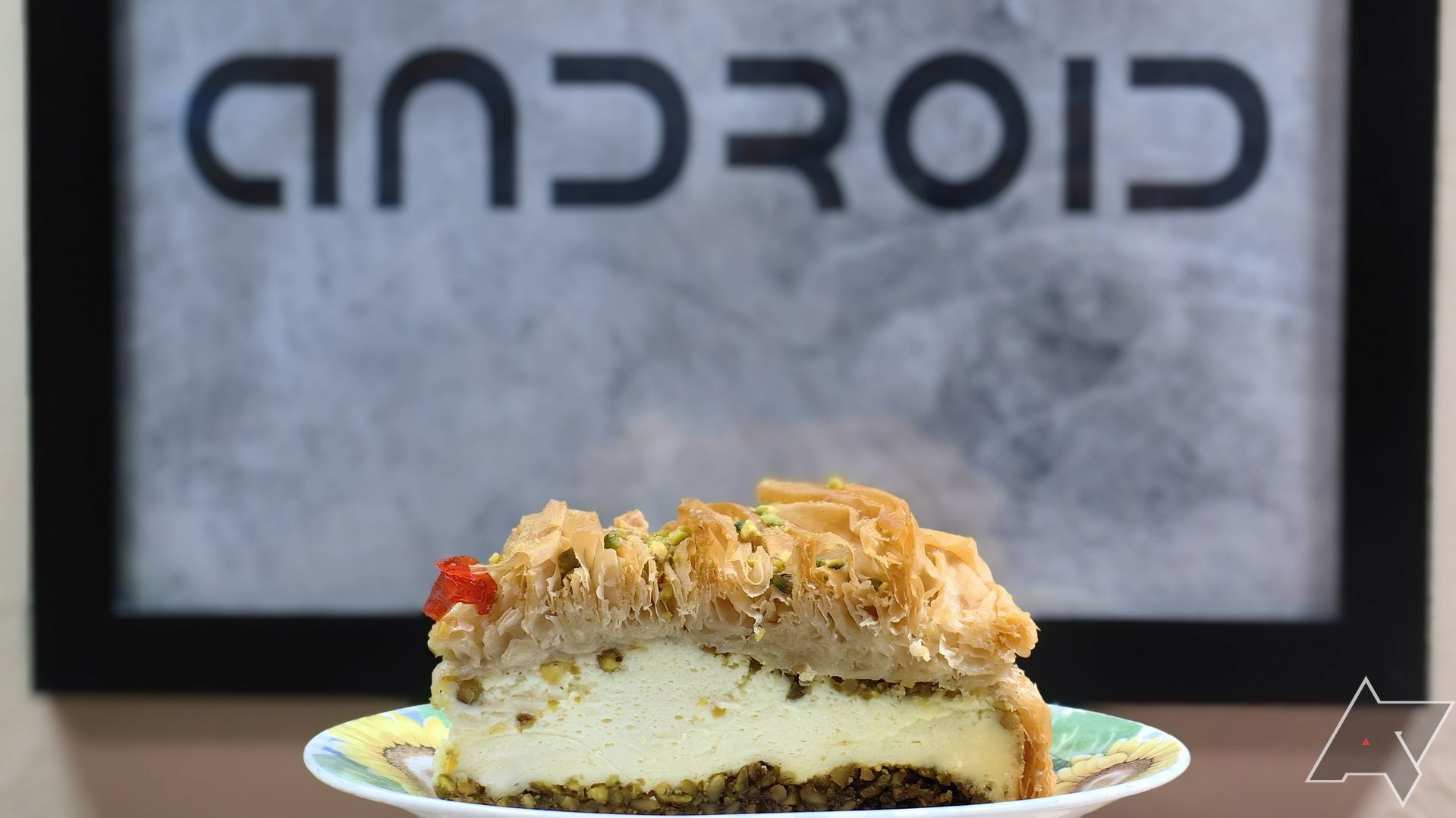 Baklava_cheesecake_in_front_of_the_Android_logo