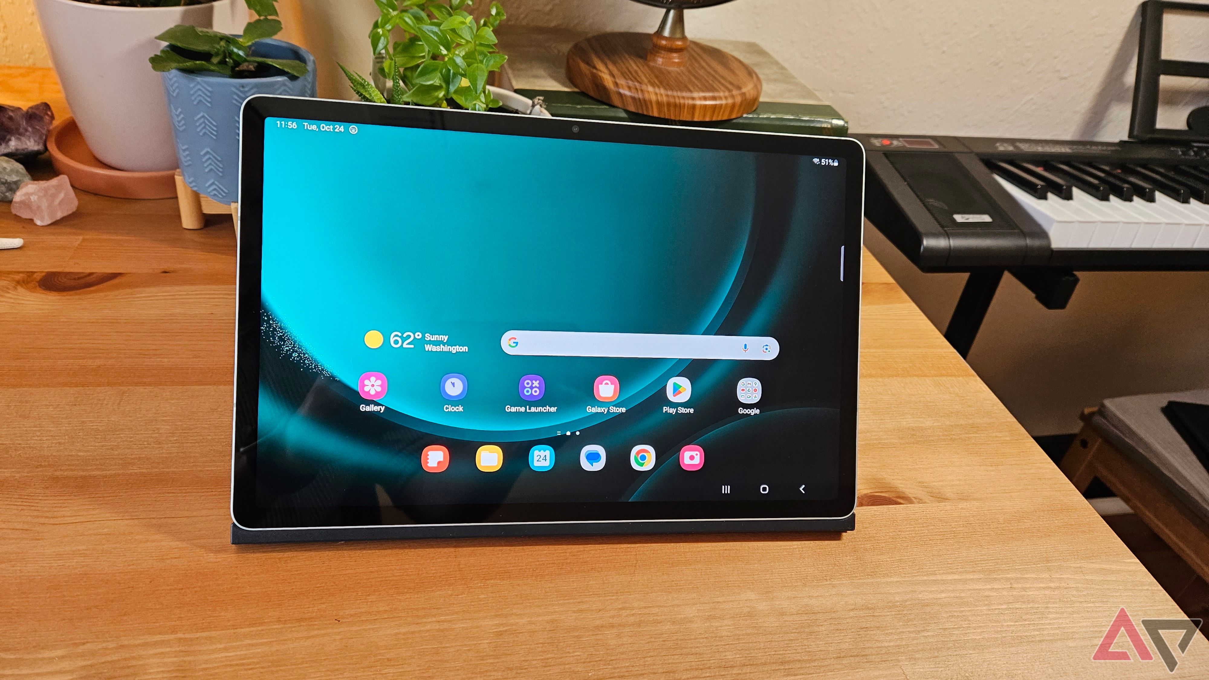 Samsung Galaxy Tab S9 FE+ em uma mesa de madeira