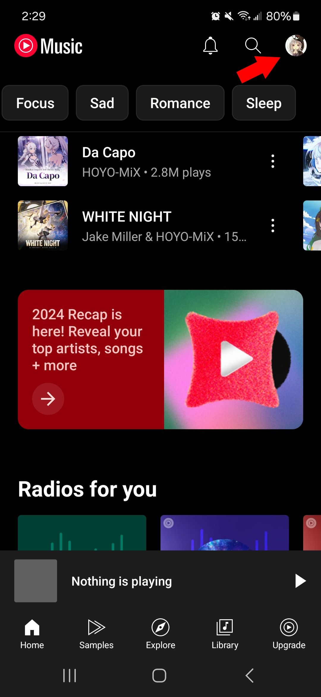 Seta vermelha apontando para o ícone do perfil no canto superior direito do app YouTube Music