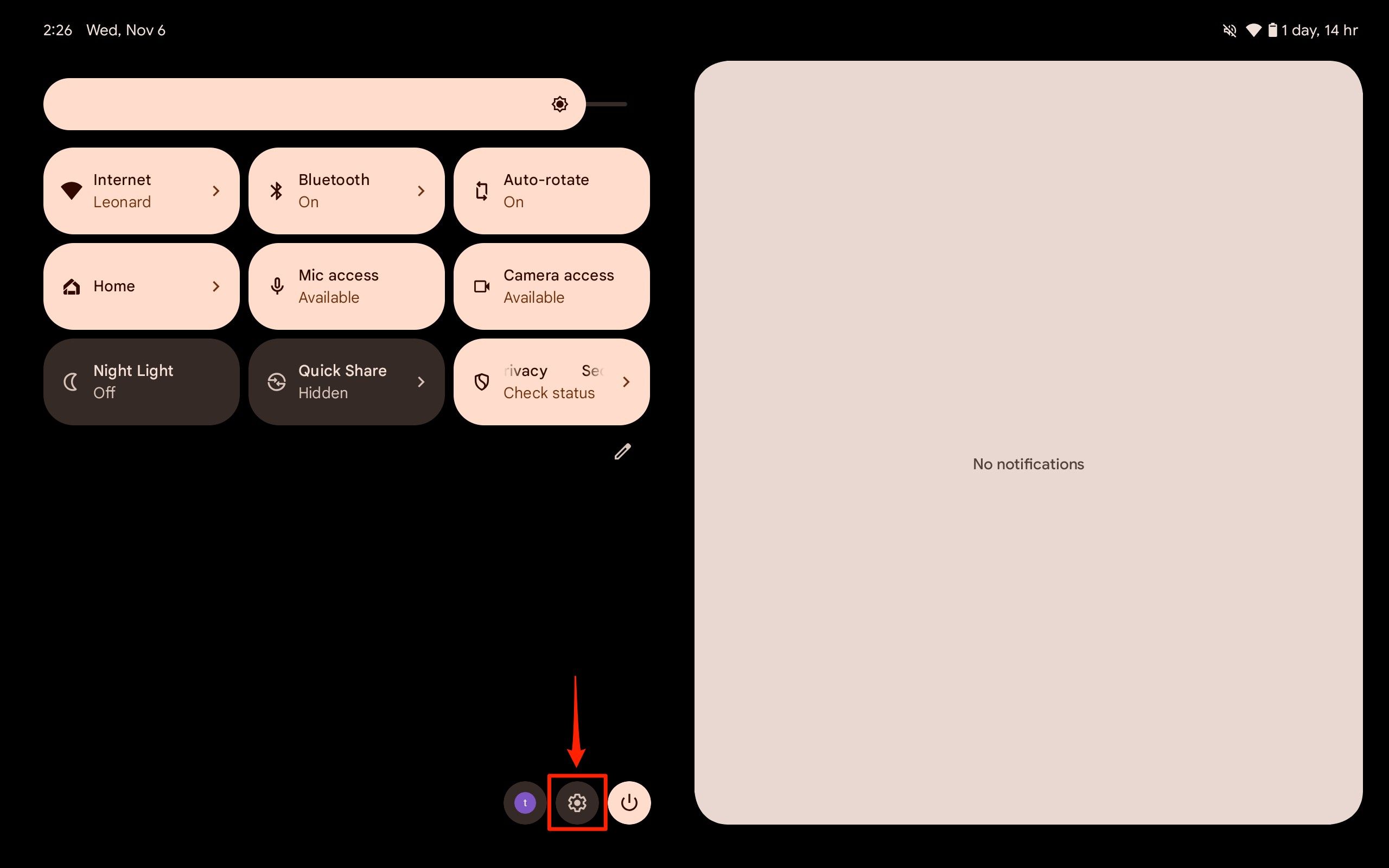 Uma captura de tela do menu Configurações rápidas do Pixel Tablet com o ícone de engrenagem destacado