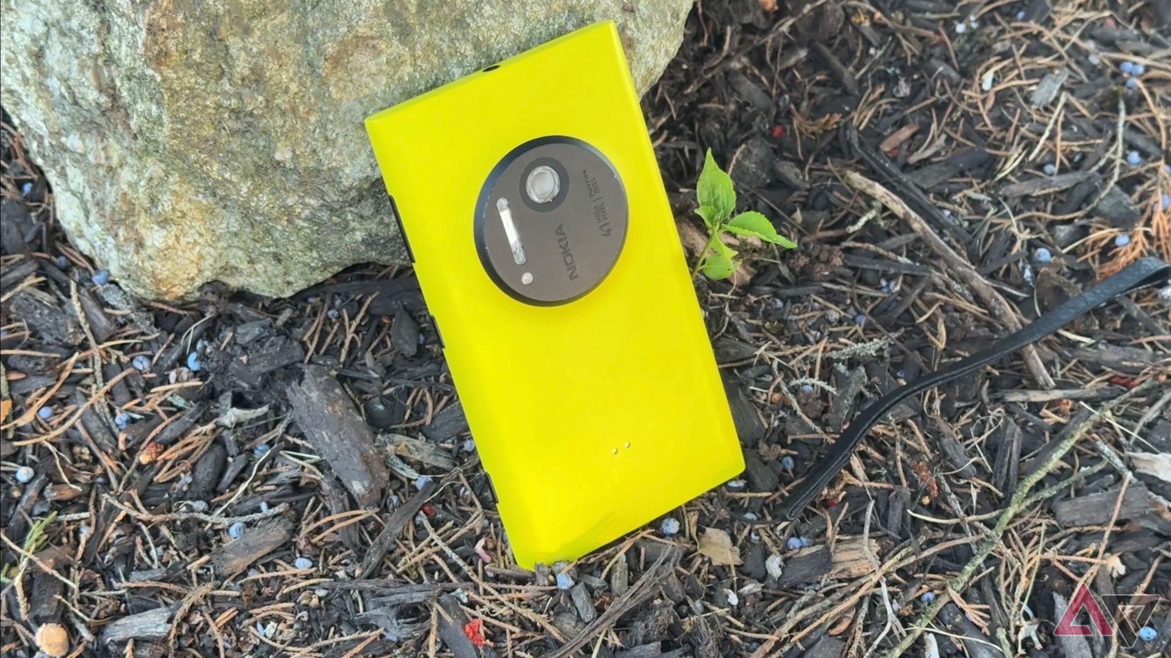 Nokia Lumia 1020 encostado em uma pedra