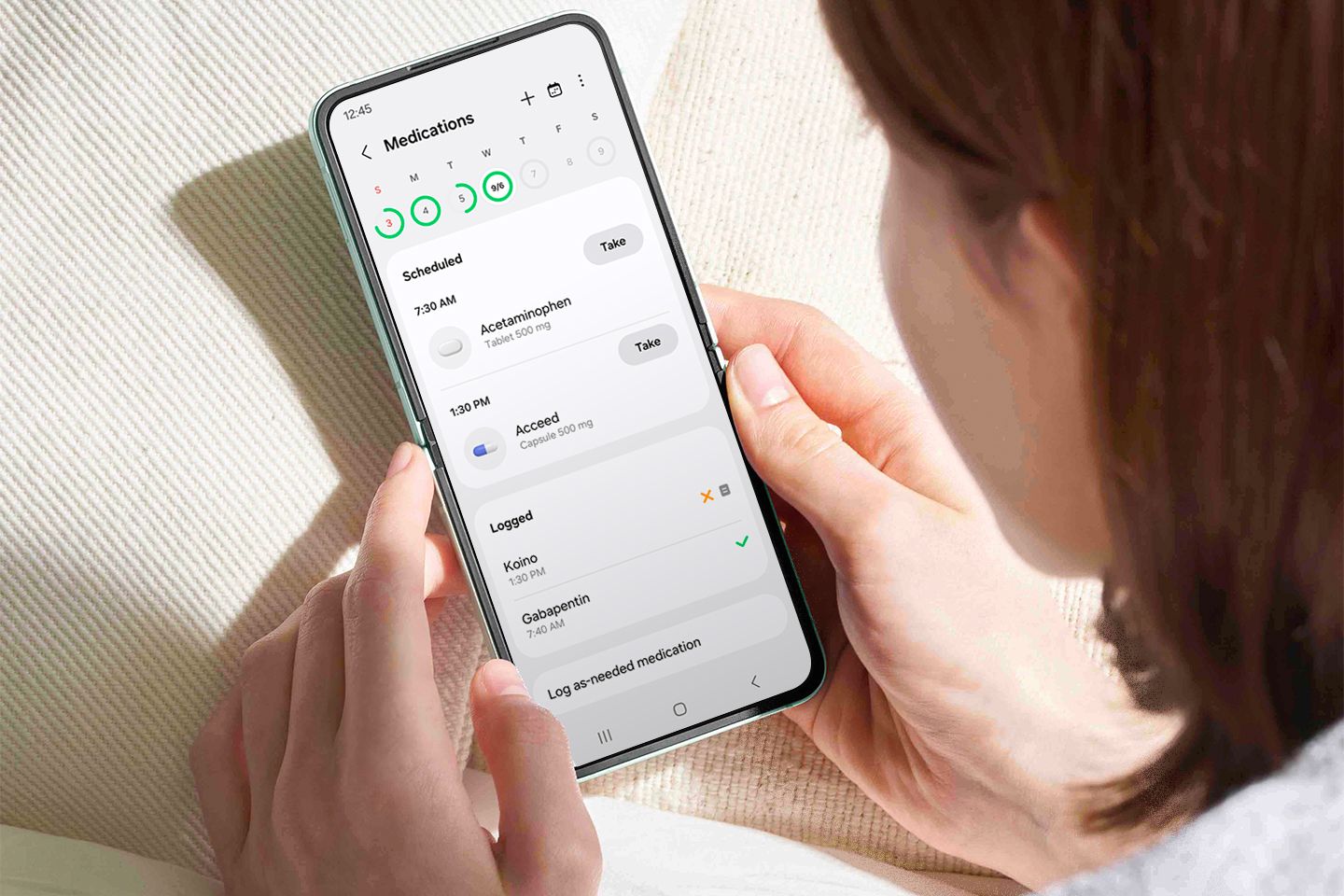 Uma pessoa que usa o Samsung Health para controlar medicamentos