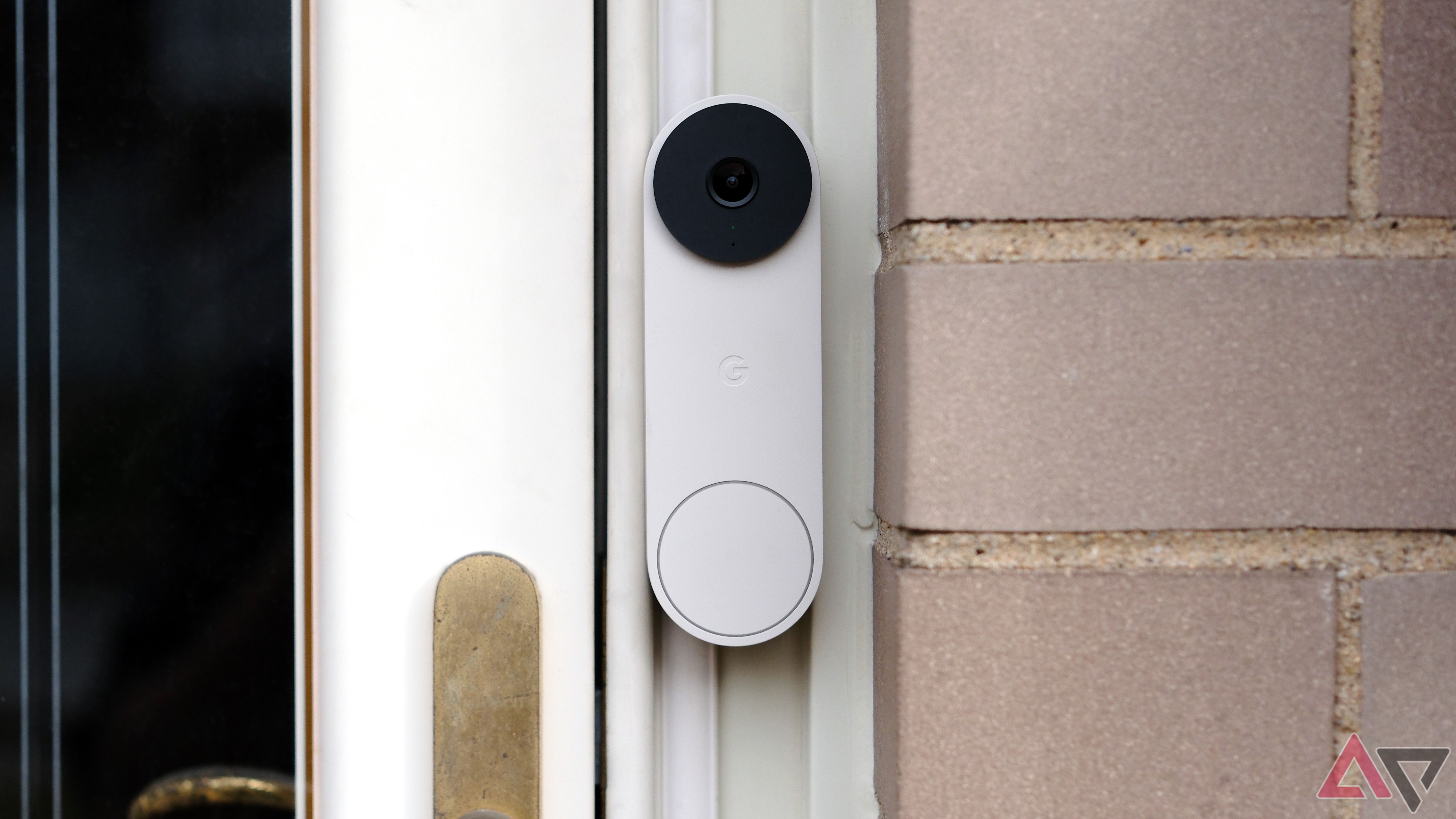 Nest Doorbell na porta da frente com luz verde acesa