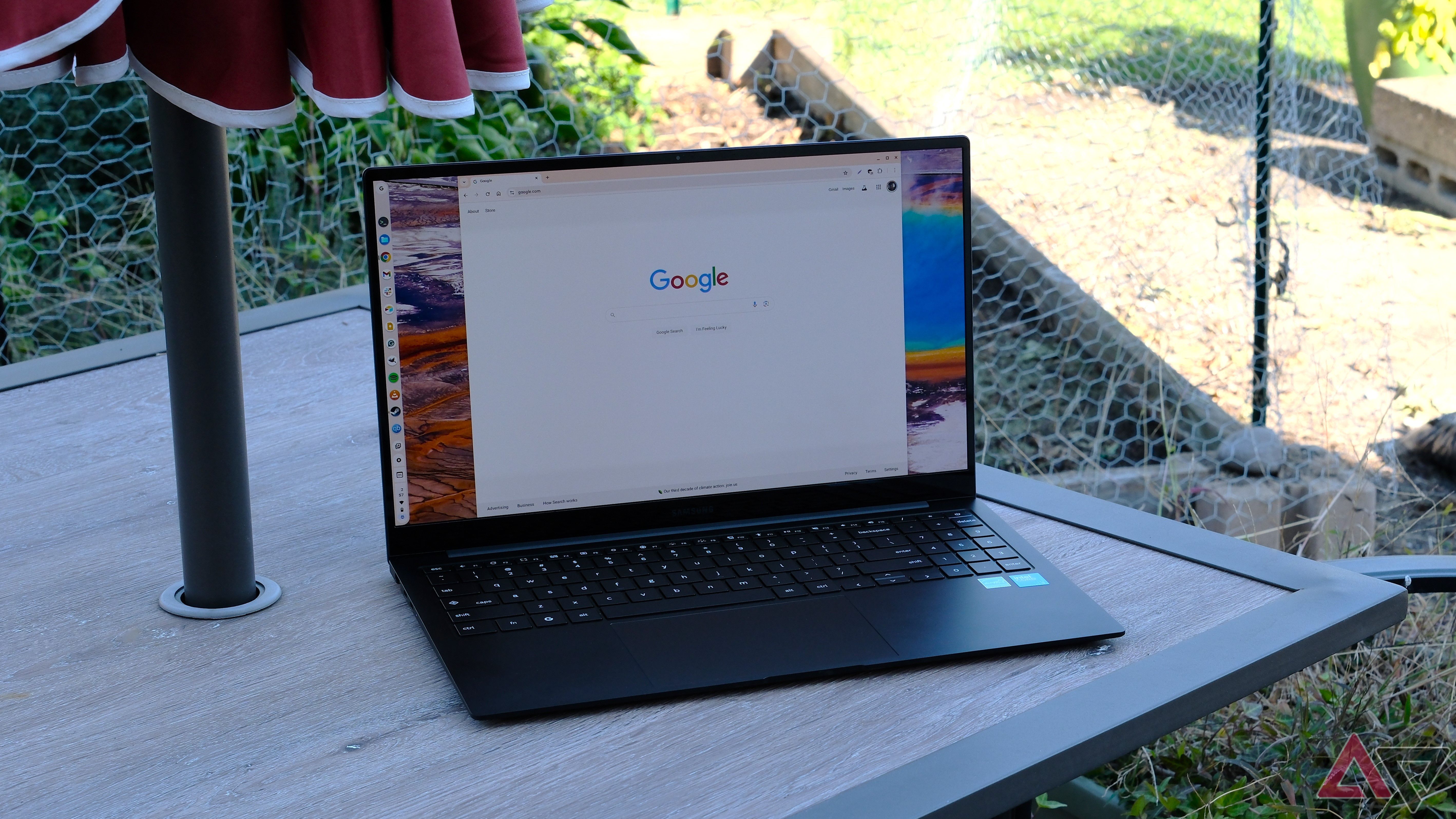 Samsung Chromebook Plus na mesa com tampa aberta e tela ligada