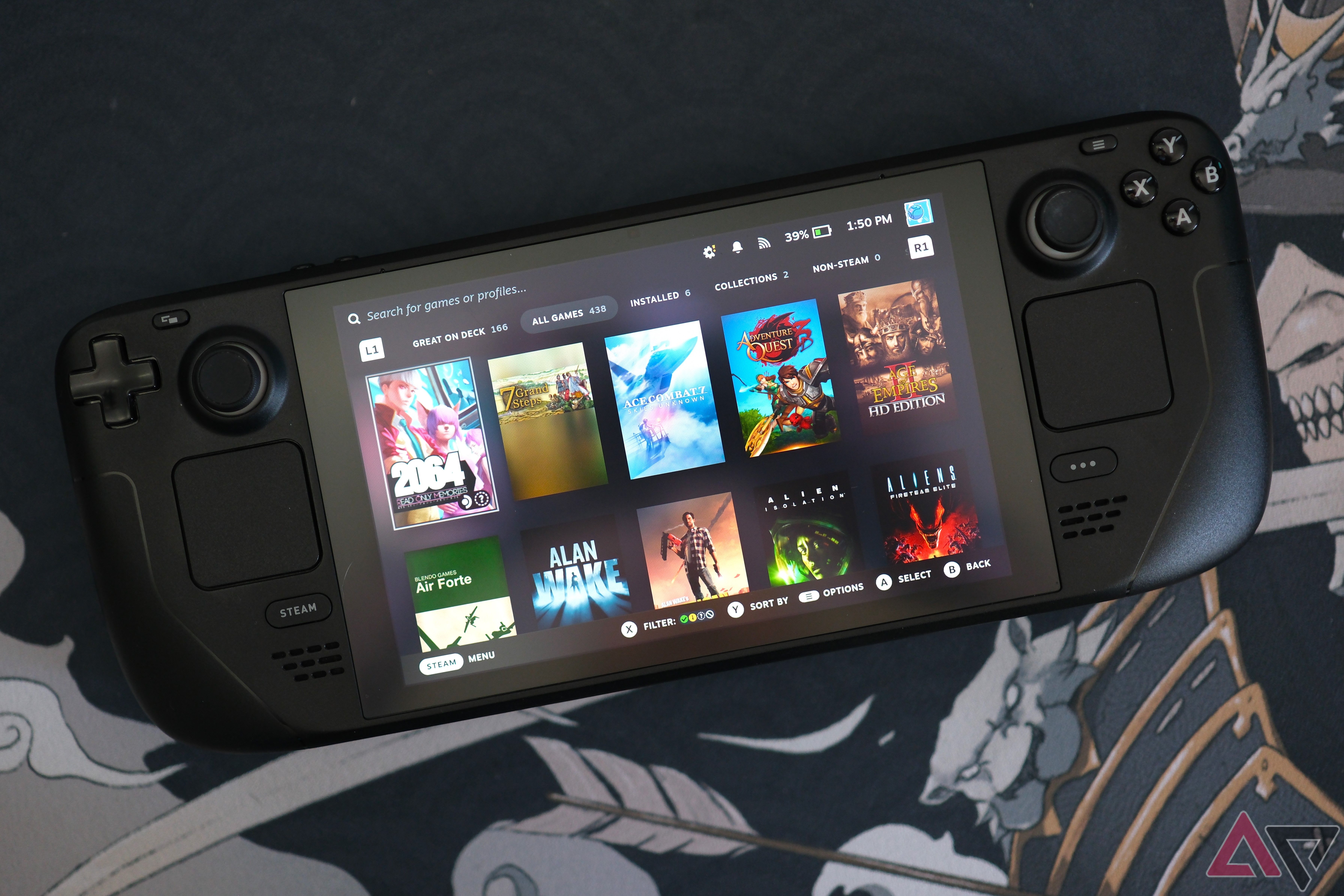 biblioteca do Steam Deck exibida na tela sobre o tapete de mesa